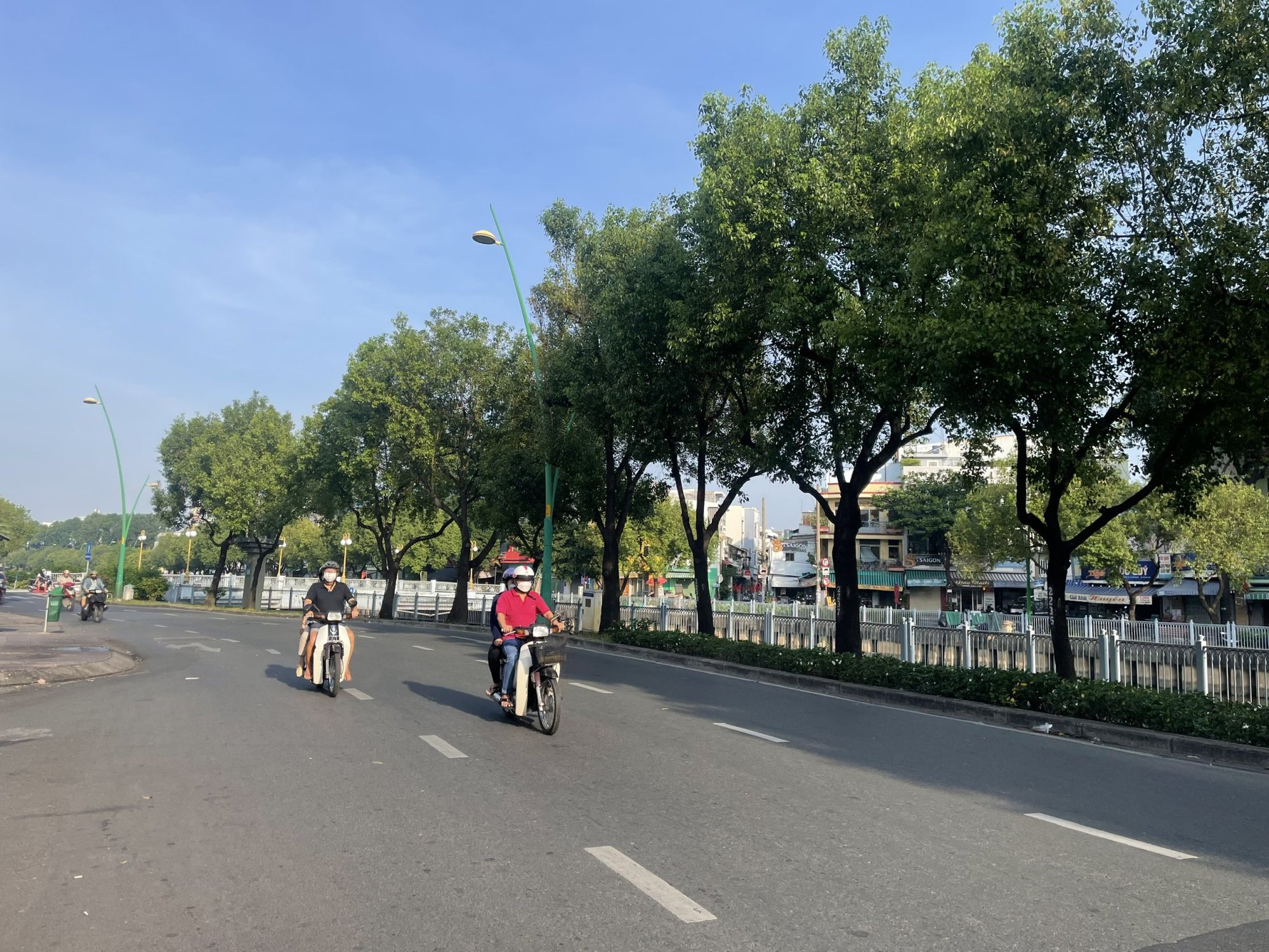 Đường s&aacute; th&ocirc;ng tho&aacute;ng ng&agrave;y 30 tết - Ảnh 8.