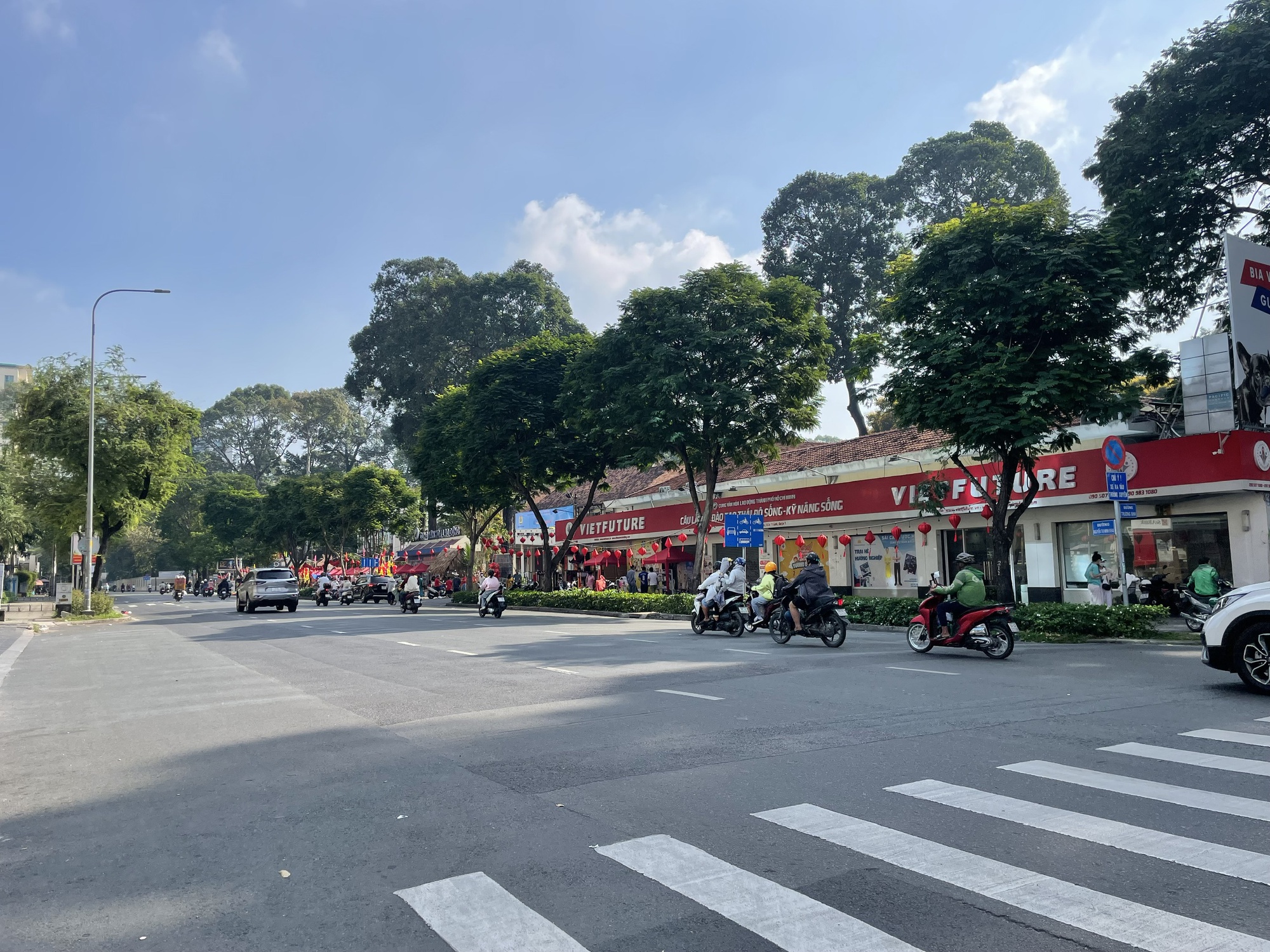 Đường s&aacute; th&ocirc;ng tho&aacute;ng ng&agrave;y 30 tết - Ảnh 4.