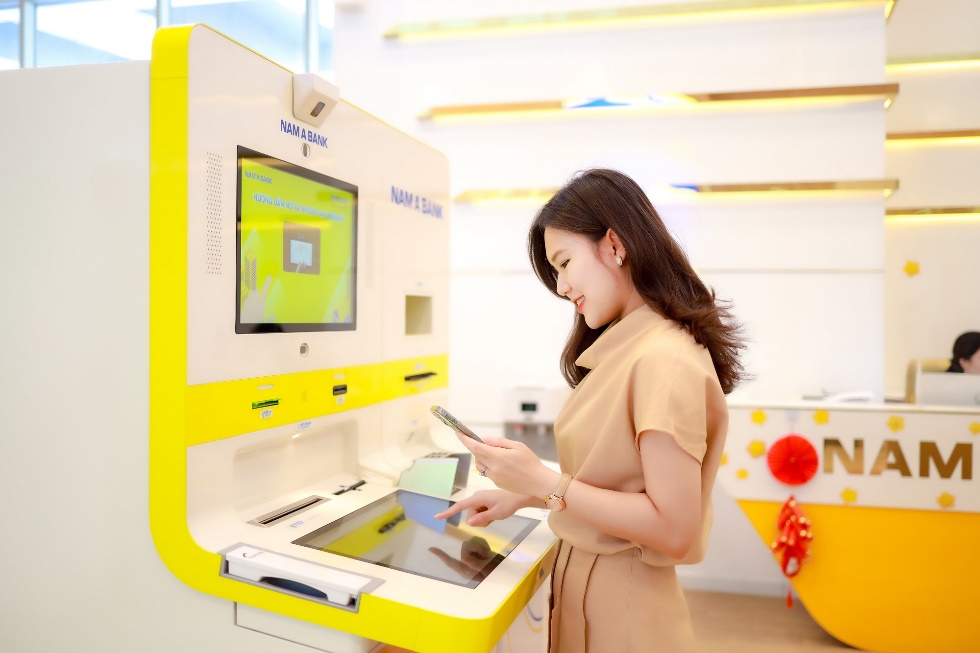 Kh&aacute;ch h&agrave;ng thoải m&aacute;i giao dịch ng&acirc;n h&agrave;ng 365+ ngay trong Tết - Ảnh 1.
