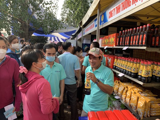 Tết của những người lao động xa quê - Ảnh 2.