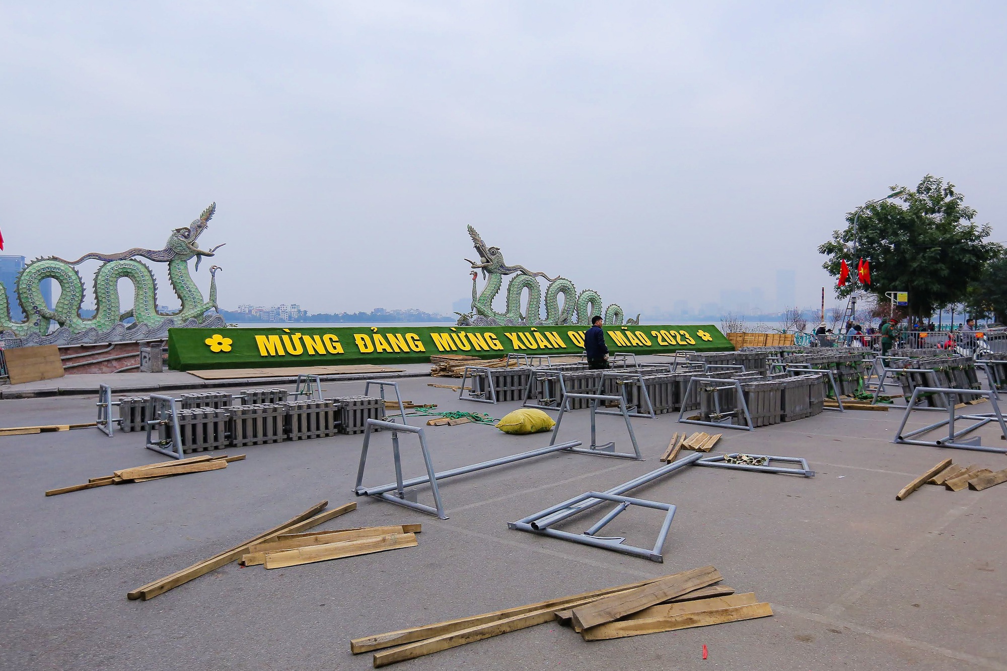 Bên trong trận địa pháo hoa ở Hà Nội - Ảnh 1.