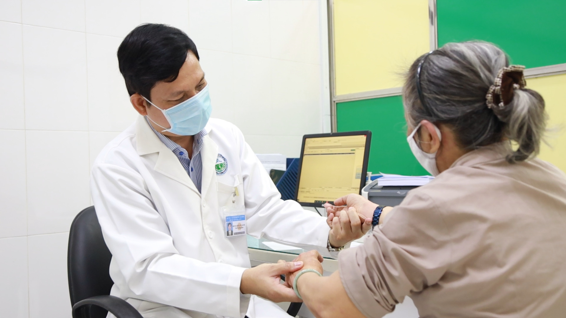 Bảo vệ làn da tránh dị ứng thời tiết khi từ TP HCM ra Hà Nội đón Tết - Ảnh 1.