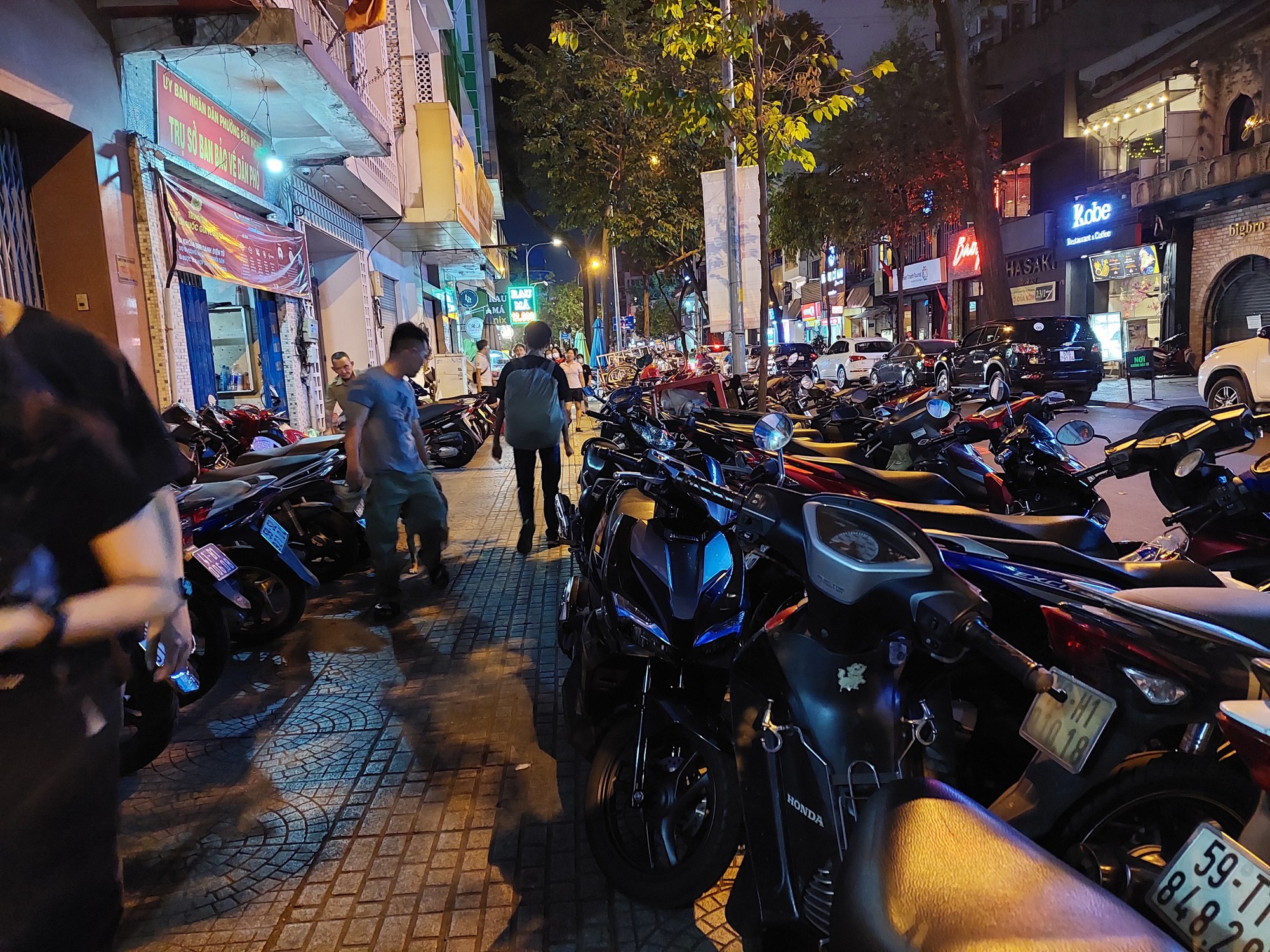 Người d&acirc;n TP HCM chờ ngắm ph&aacute;o hoa đ&ecirc;m giao thừa - Ảnh 10.