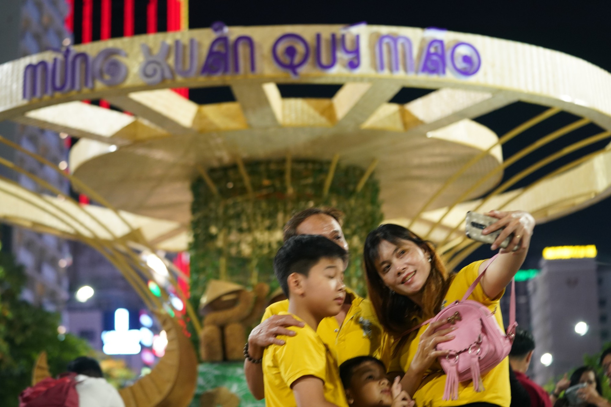 Người d&acirc;n TP HCM chờ ngắm ph&aacute;o hoa đ&ecirc;m giao thừa - Ảnh 17.
