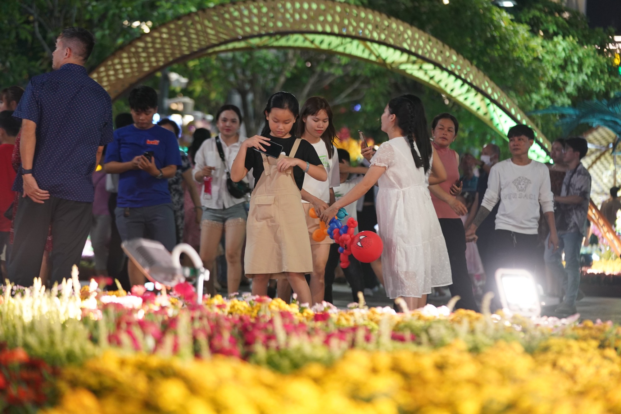 Người d&acirc;n TP HCM chờ ngắm ph&aacute;o hoa đ&ecirc;m giao thừa - Ảnh 19.