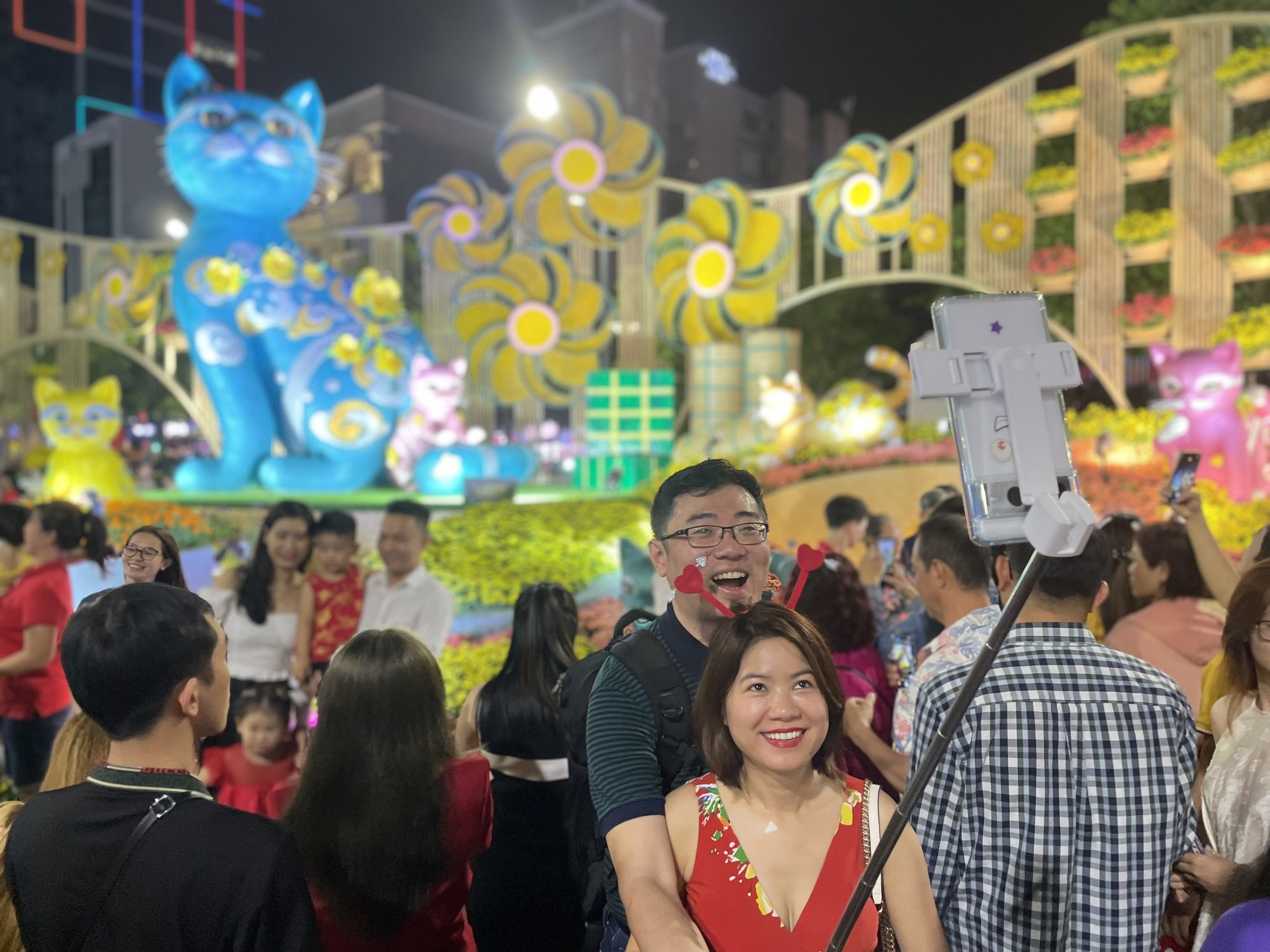 Người d&acirc;n TP HCM chờ ngắm ph&aacute;o hoa đ&ecirc;m giao thừa - Ảnh 25.