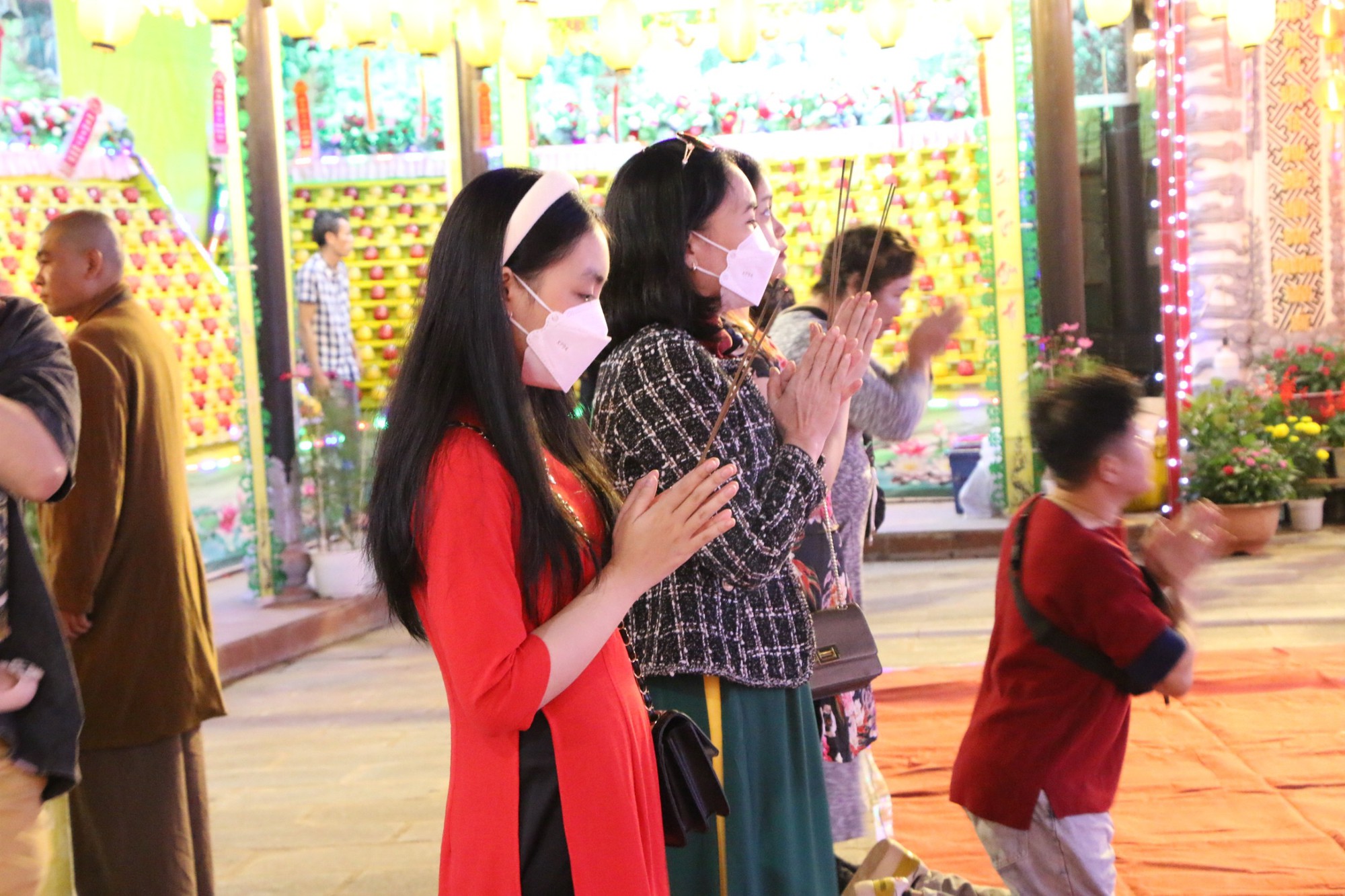 Miền Trung: Người d&acirc;n n&ocirc; nức xuống phố đ&oacute;n giao thừa - Ảnh 13.