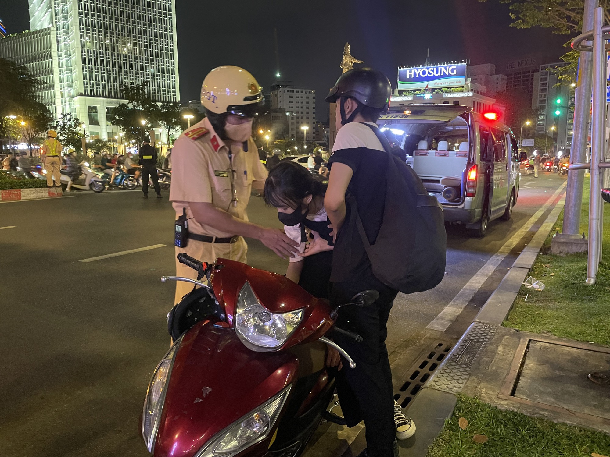Người d&acirc;n TP HCM chờ ngắm ph&aacute;o hoa đ&ecirc;m giao thừa - Ảnh 36.