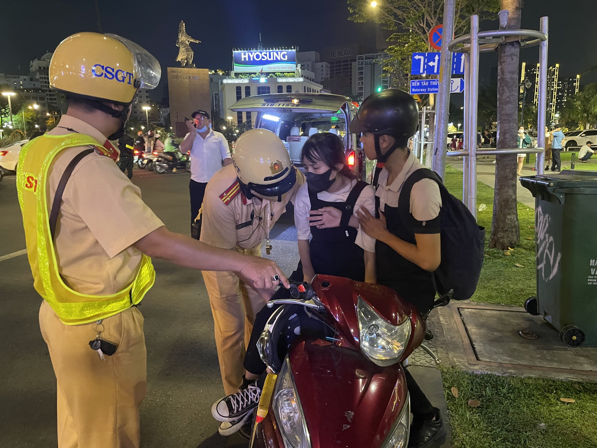 Người d&acirc;n TP HCM chờ ngắm ph&aacute;o hoa đ&ecirc;m giao thừa - Ảnh 38.