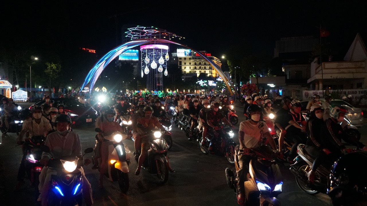 Người dân miền Tây xuống đường xem pháo hoa, đón giao thừa - Ảnh 1.