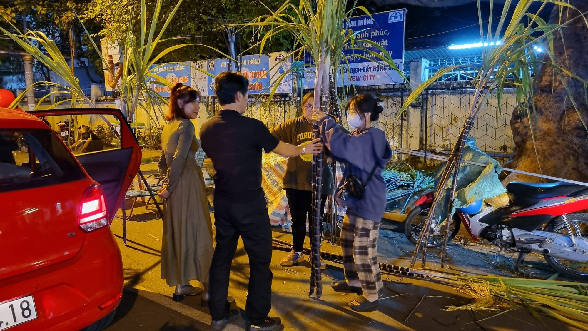 Miền Trung: Người d&acirc;n n&ocirc; nức xuống phố đ&oacute;n giao thừa - Ảnh 16.