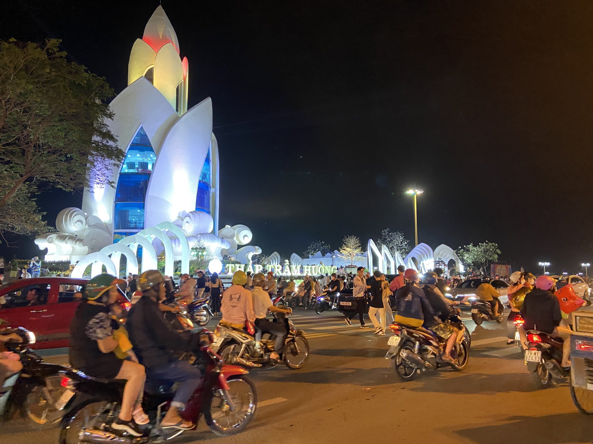 Miền Trung: Người d&acirc;n n&ocirc; nức xuống phố đ&oacute;n giao thừa - Ảnh 18.