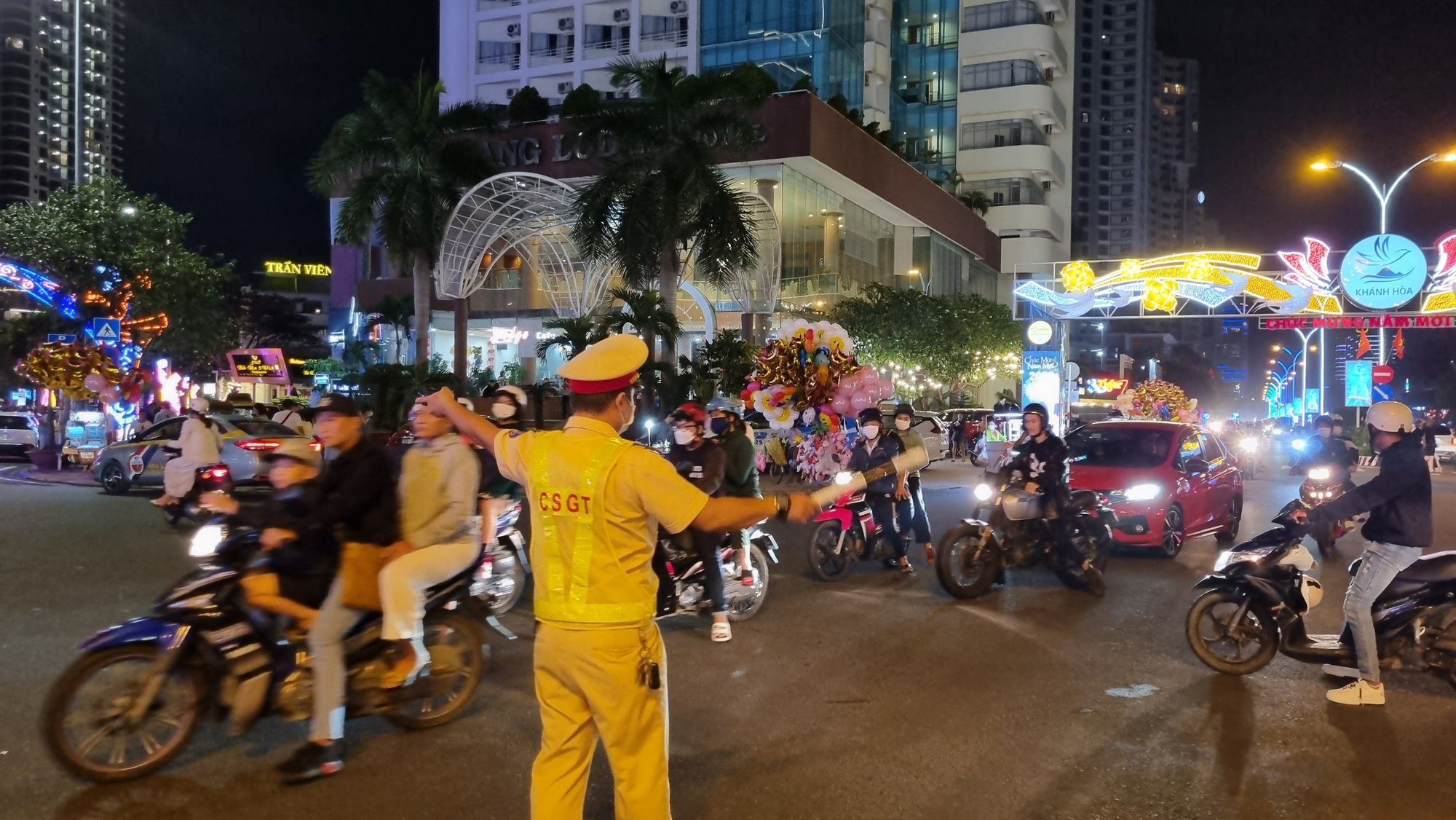 Miền Trung: Người d&acirc;n n&ocirc; nức xuống phố đ&oacute;n giao thừa - Ảnh 19.