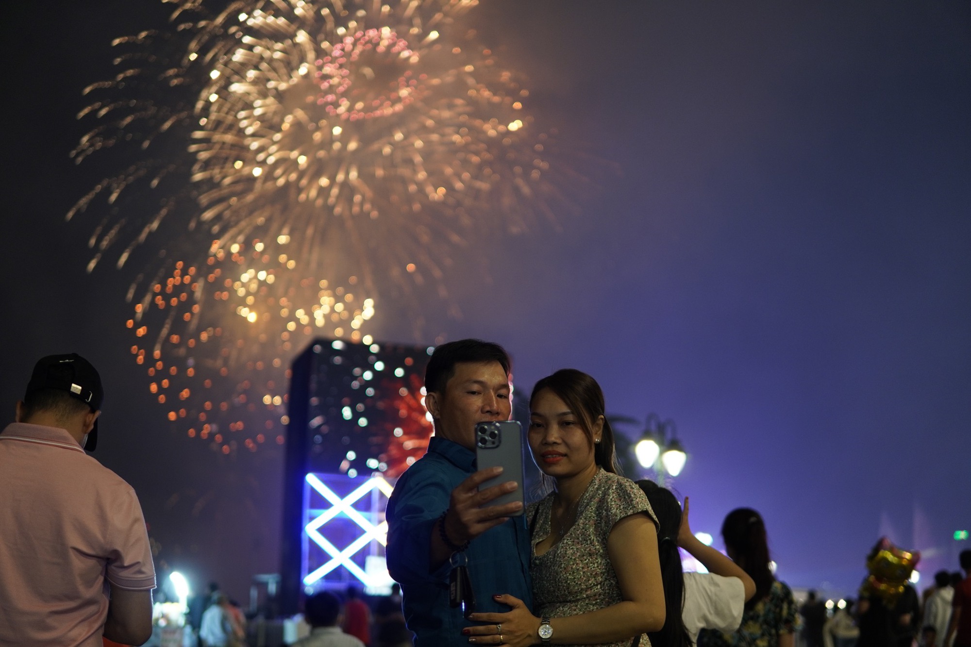 M&atilde;n nh&atilde;n m&agrave;n ph&aacute;o hoa đ&oacute;n xu&acirc;n Q&uacute;y M&atilde;o ở TP HCM - Ảnh 15.