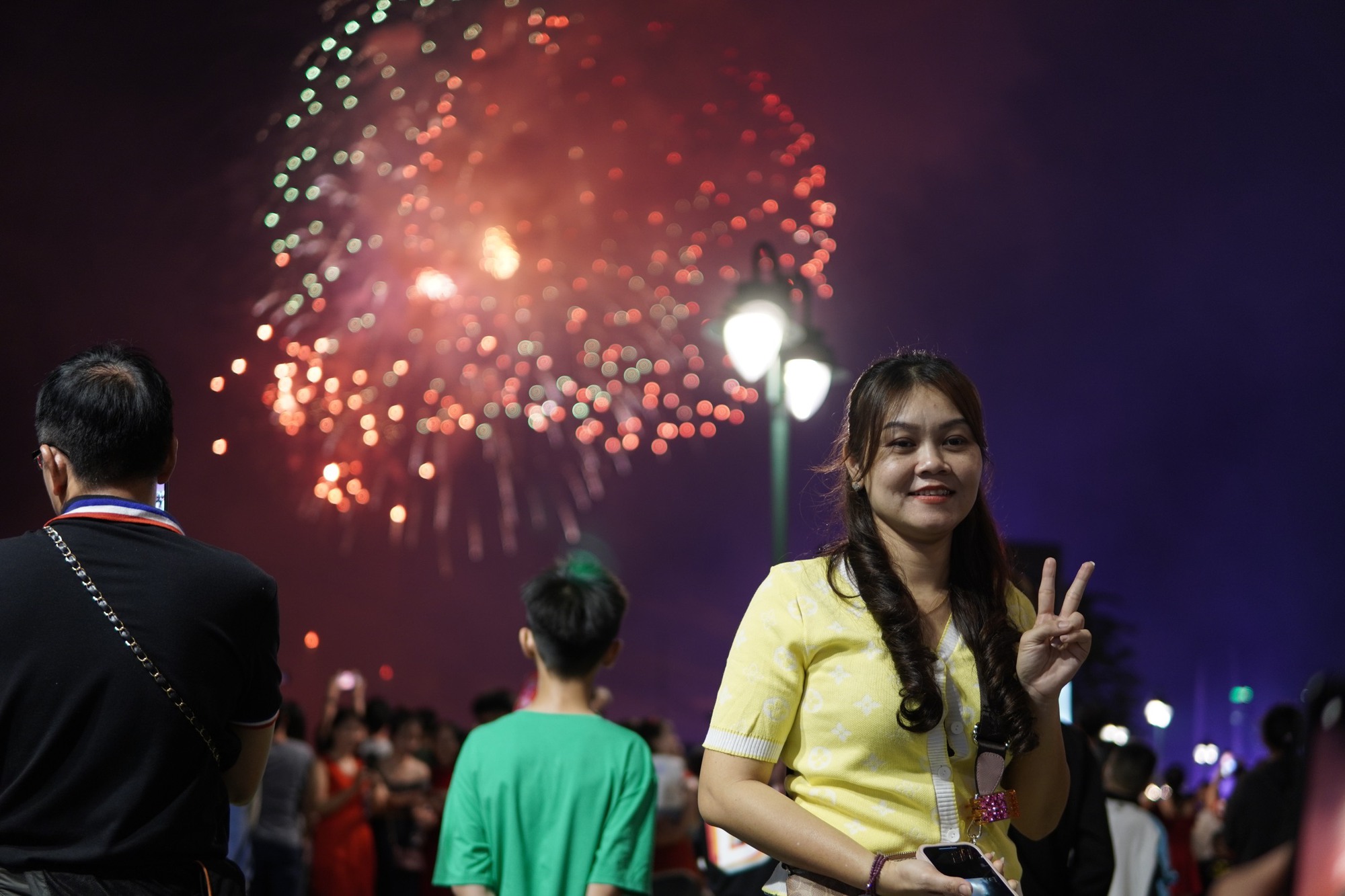 M&atilde;n nh&atilde;n m&agrave;n ph&aacute;o hoa đ&oacute;n xu&acirc;n Q&uacute;y M&atilde;o ở TP HCM - Ảnh 16.