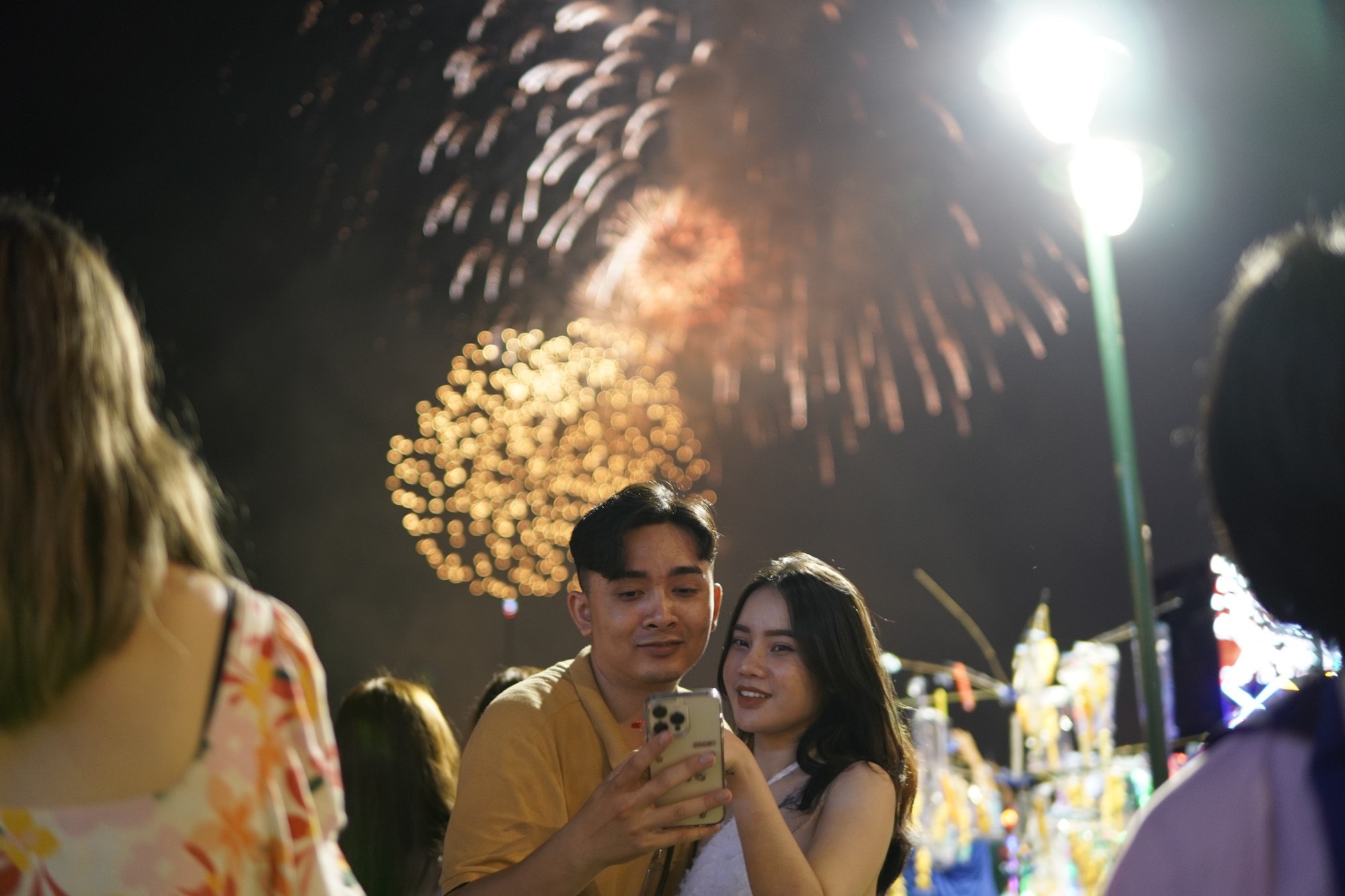 M&atilde;n nh&atilde;n m&agrave;n ph&aacute;o hoa đ&oacute;n xu&acirc;n Q&uacute;y M&atilde;o ở TP HCM - Ảnh 20.