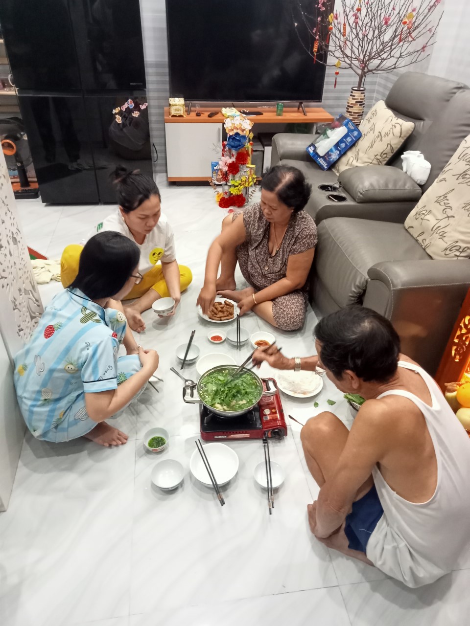 CUỘC THI VIẾT HƯƠNG VỊ TẾT: Th&egrave;m lắm nồi lẩu g&agrave; l&aacute; &eacute; m&aacute; nấu - Ảnh 2.
