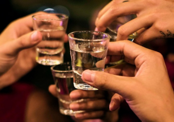 Bác sĩ mách mẹo nhỏ cách uống rượu bia ít gây hại