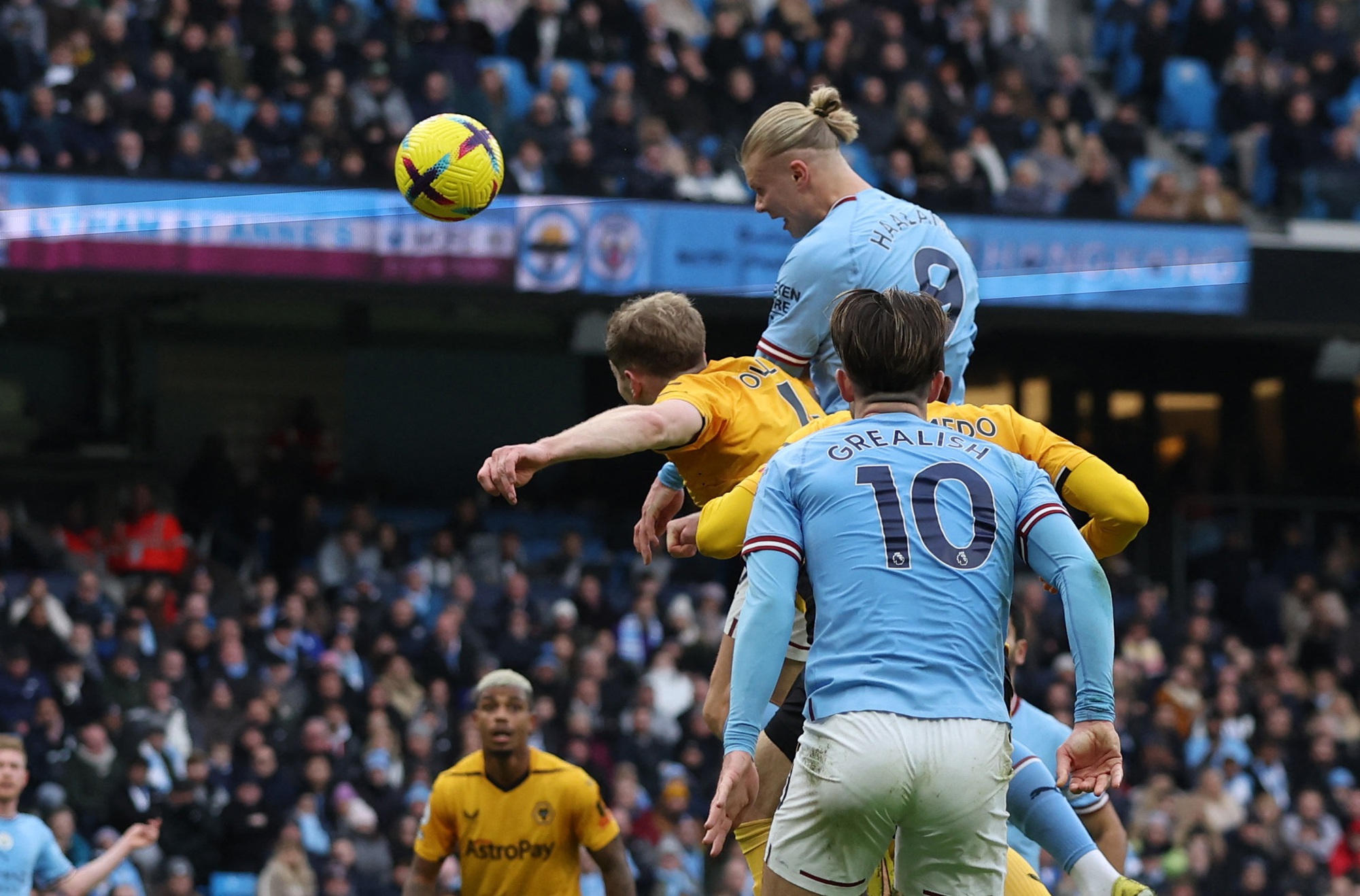 Haaland lập siêu hat-trick, Man City bám sát ngôi đầu Ngoại hạng Anh