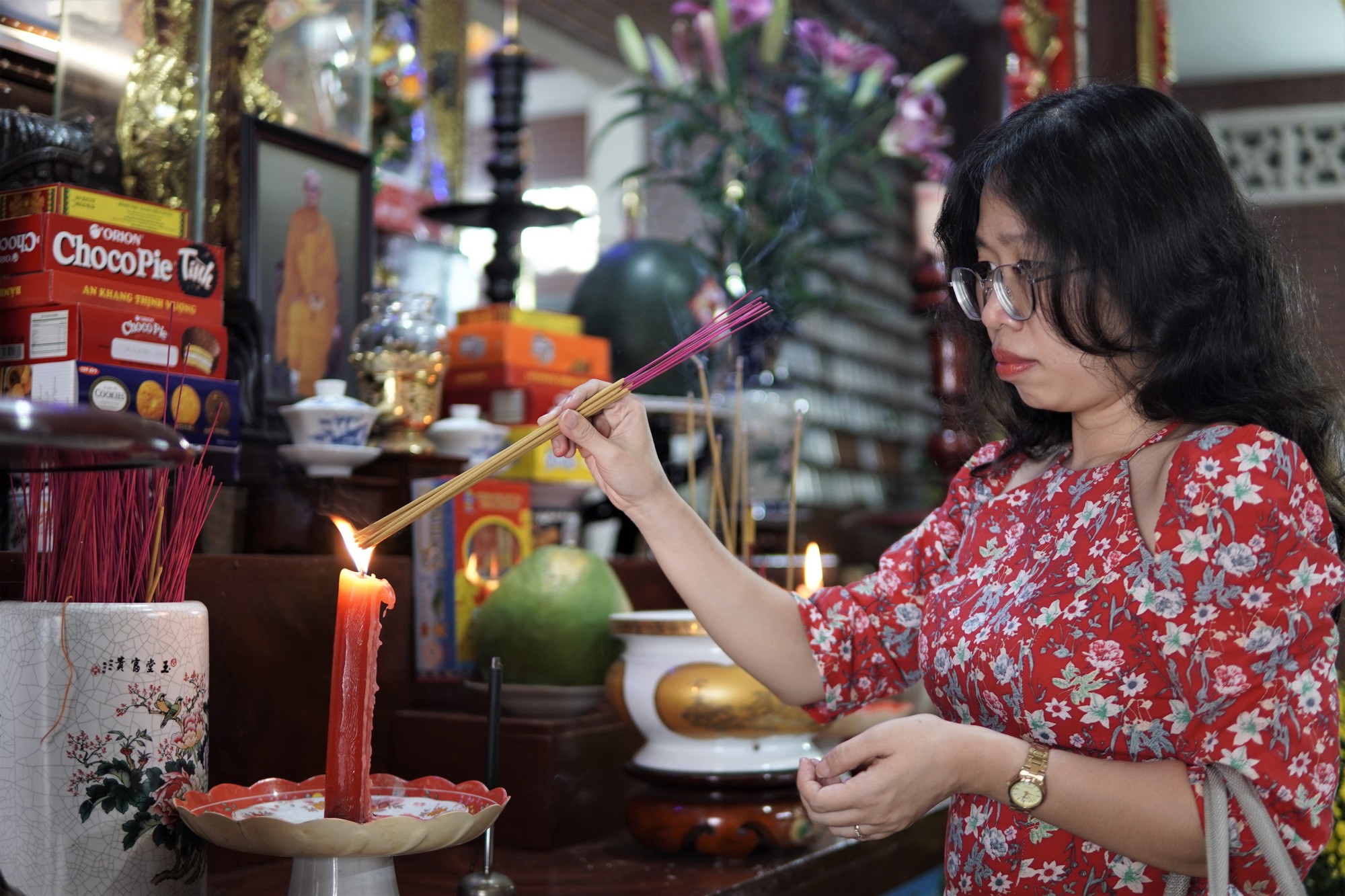 Người d&acirc;n TP HCM tấp nập đi lễ ch&ugrave;a m&ugrave;ng 1 Tết, cầu năm mới b&igrave;nh an  - Ảnh 2.