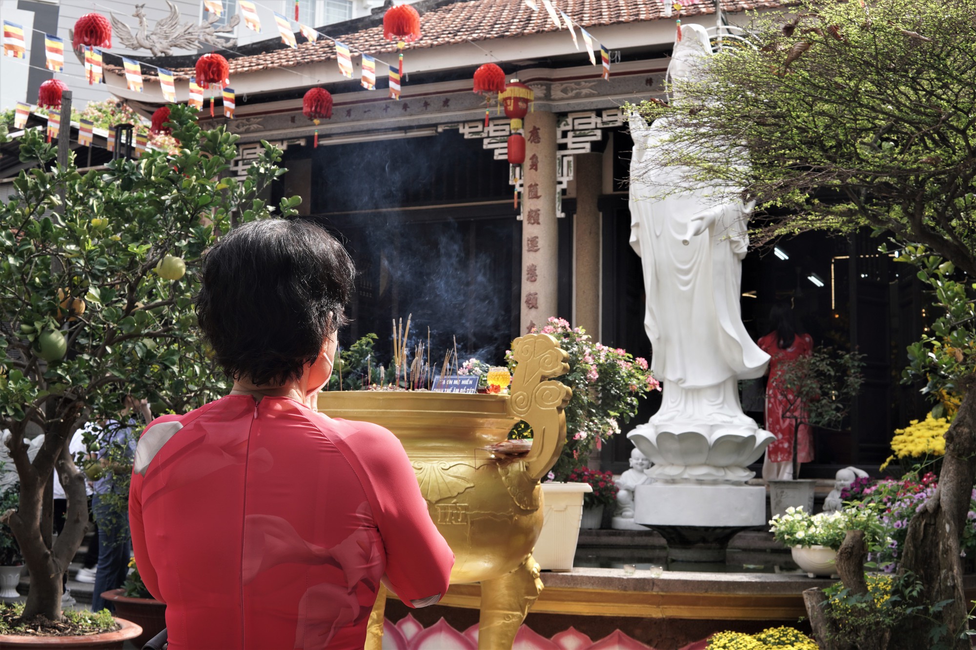 Người d&acirc;n TP HCM tấp nập đi lễ ch&ugrave;a m&ugrave;ng 1 Tết, cầu năm mới b&igrave;nh an  - Ảnh 4.