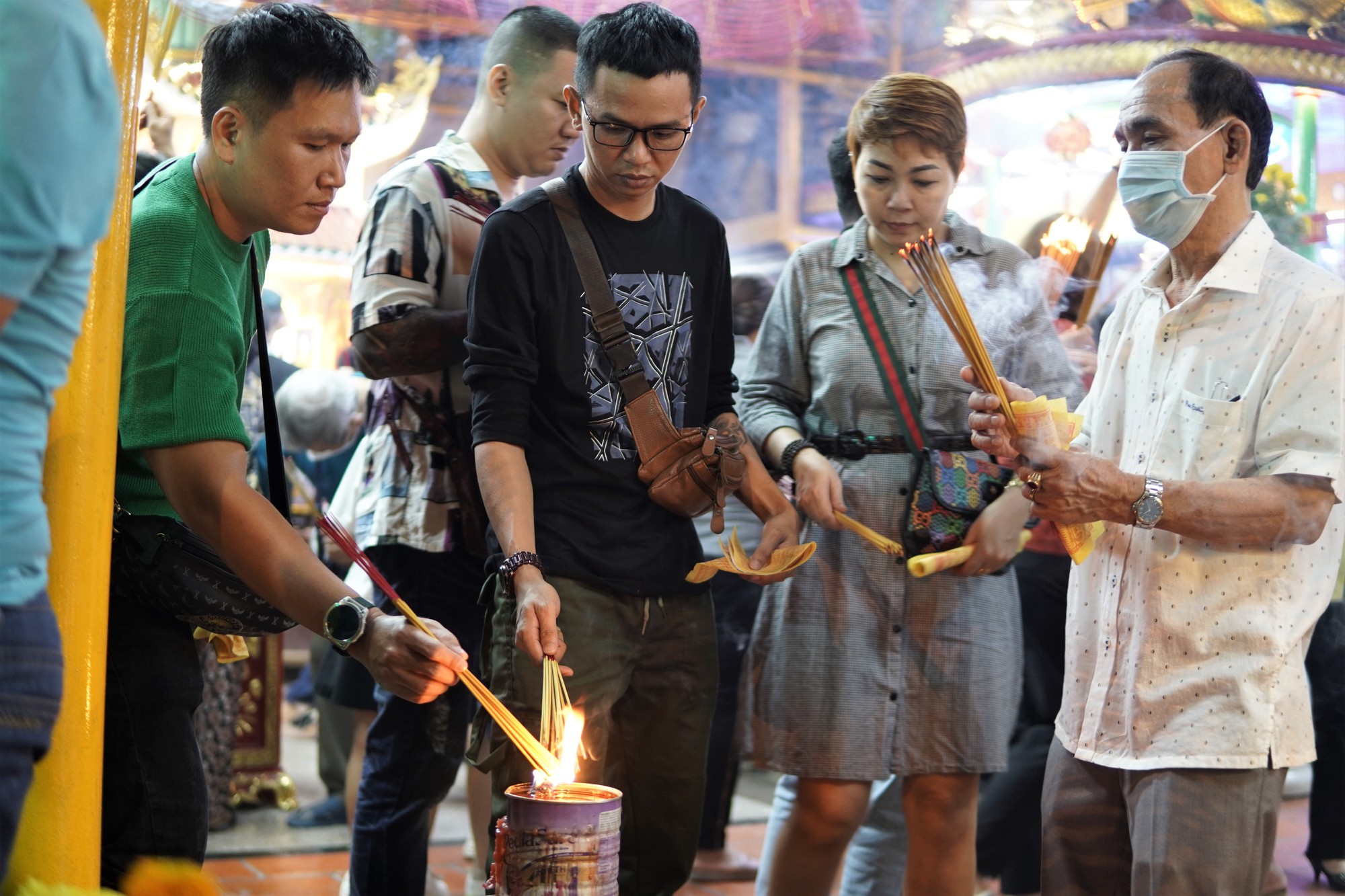 Người d&acirc;n TP HCM tấp nập đi lễ ch&ugrave;a m&ugrave;ng 1 Tết, cầu năm mới b&igrave;nh an  - Ảnh 14.