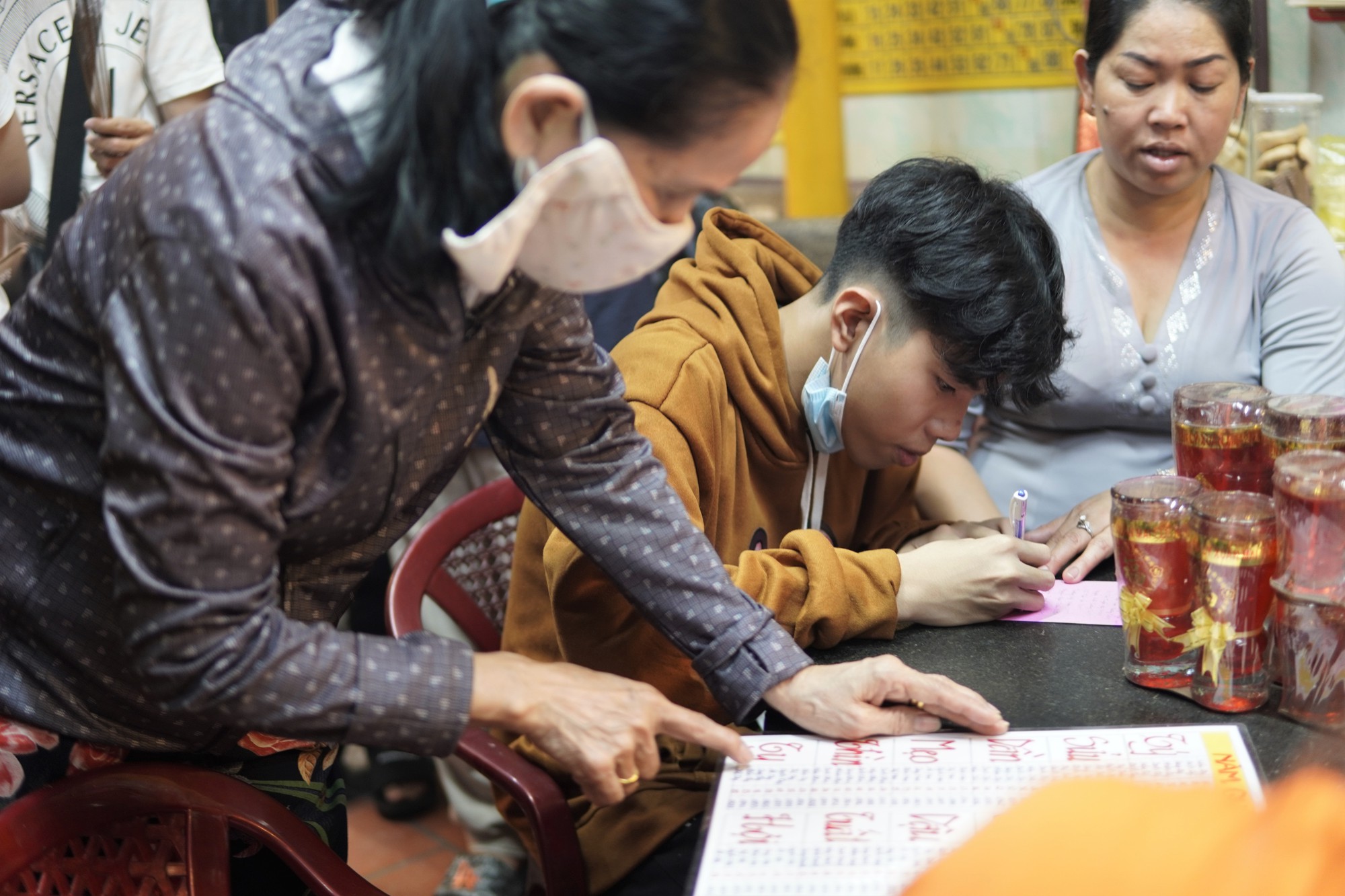 Người d&acirc;n TP HCM tấp nập đi lễ ch&ugrave;a m&ugrave;ng 1 Tết, cầu năm mới b&igrave;nh an  - Ảnh 15.
