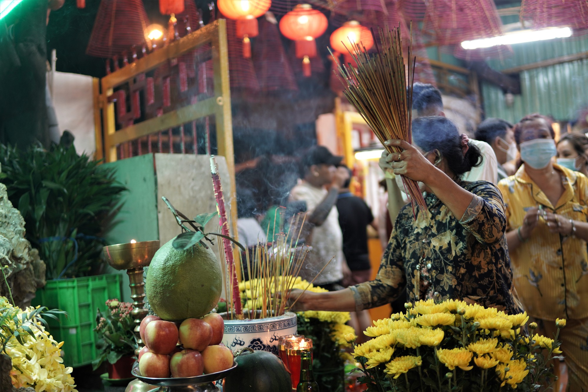 Người d&acirc;n TP HCM tấp nập đi lễ ch&ugrave;a m&ugrave;ng 1 Tết, cầu năm mới b&igrave;nh an  - Ảnh 13.