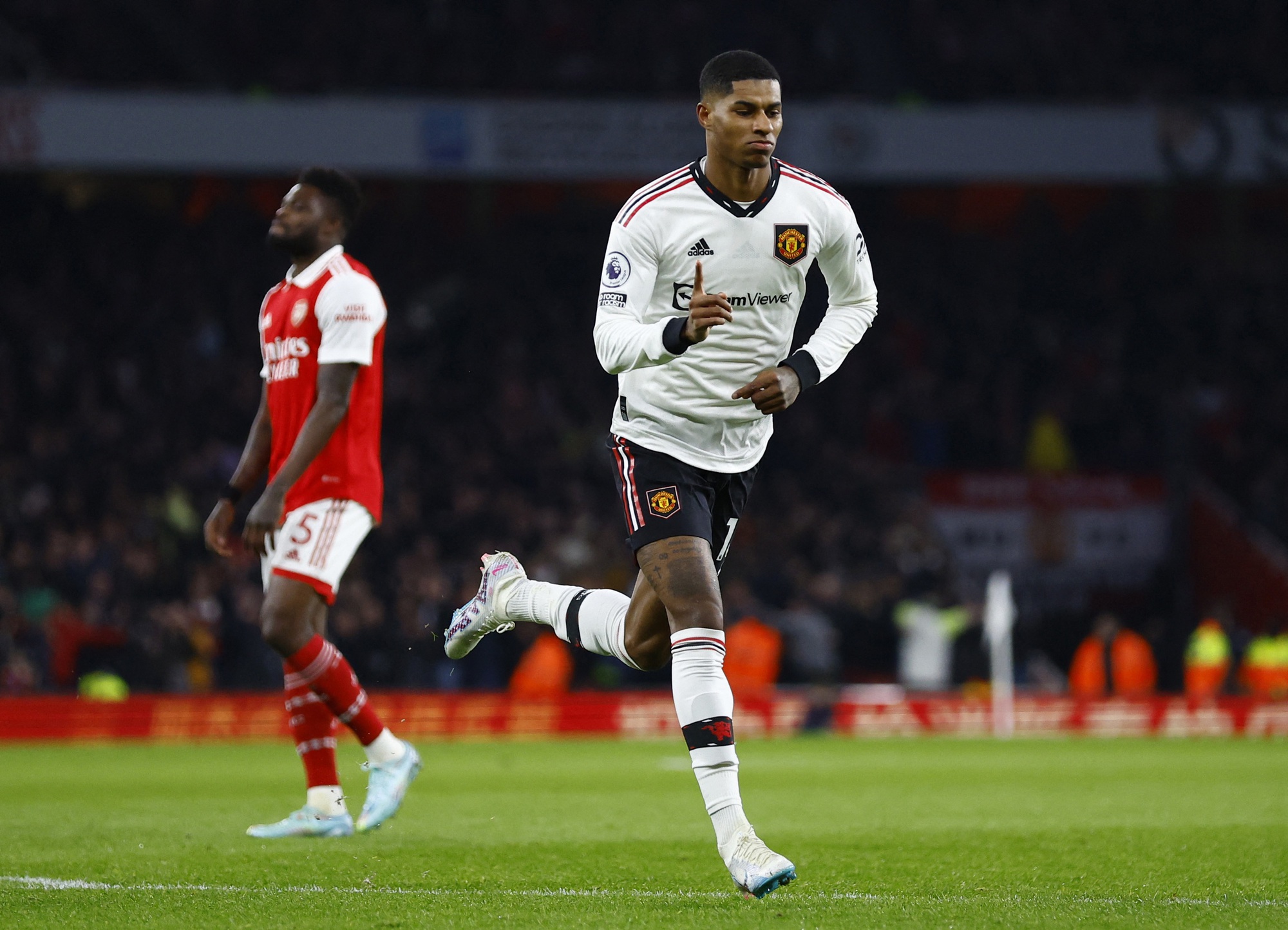 Ngược d&ograve;ng hạ Man United, Arsenal khẳng định sức mạnh số 1 nước Anh - Ảnh 2.