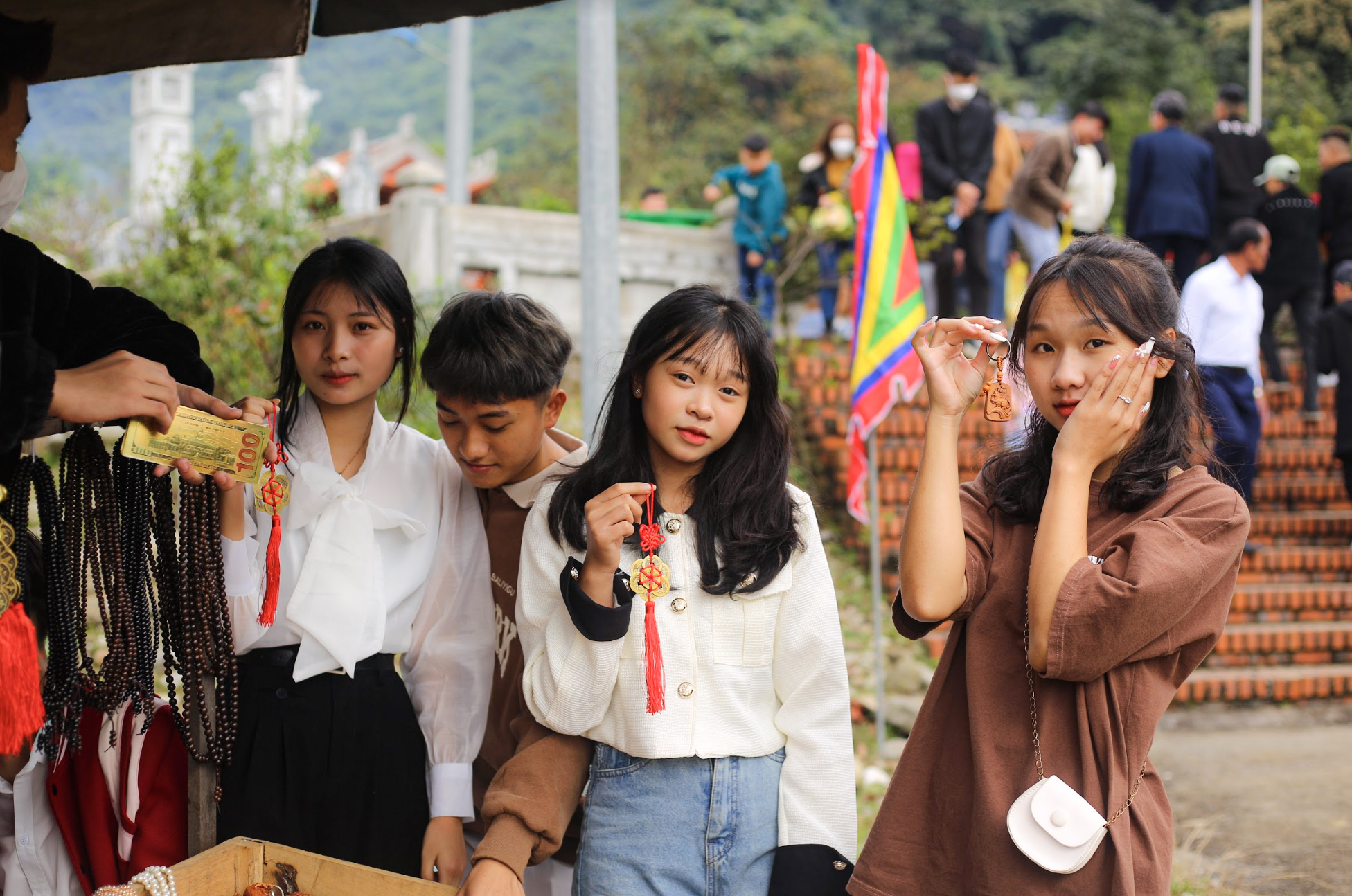 Đông kín người đến dâng lễ Thánh Mẫu Liễu Hạnh cầu tài lộc đầu năm