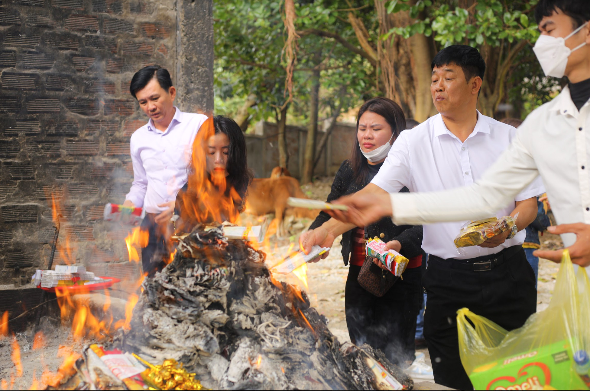 Đông kín người đến dâng lễ Thánh Mẫu Liễu Hạnh cầu tài lộc đầu năm - Ảnh 10.