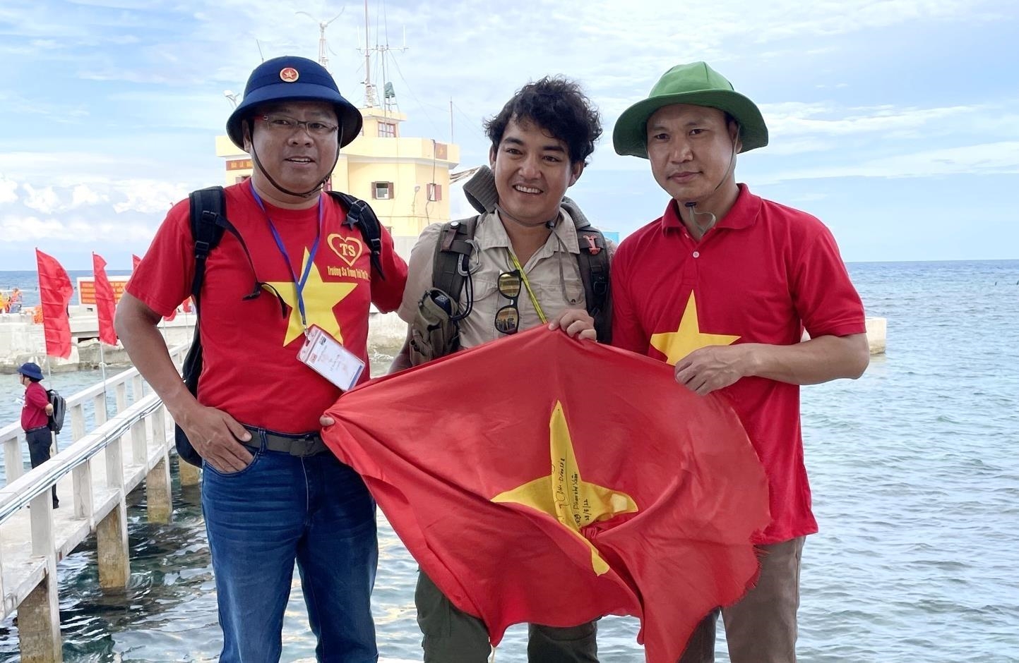 Ch&agrave;ng thanh ni&ecirc;n đi v&ograve;ng quanh thế giới v&agrave; h&agrave;nh tr&igrave;nh mang cờ Tổ quốc trở lại Trường Sa - Ảnh 2.