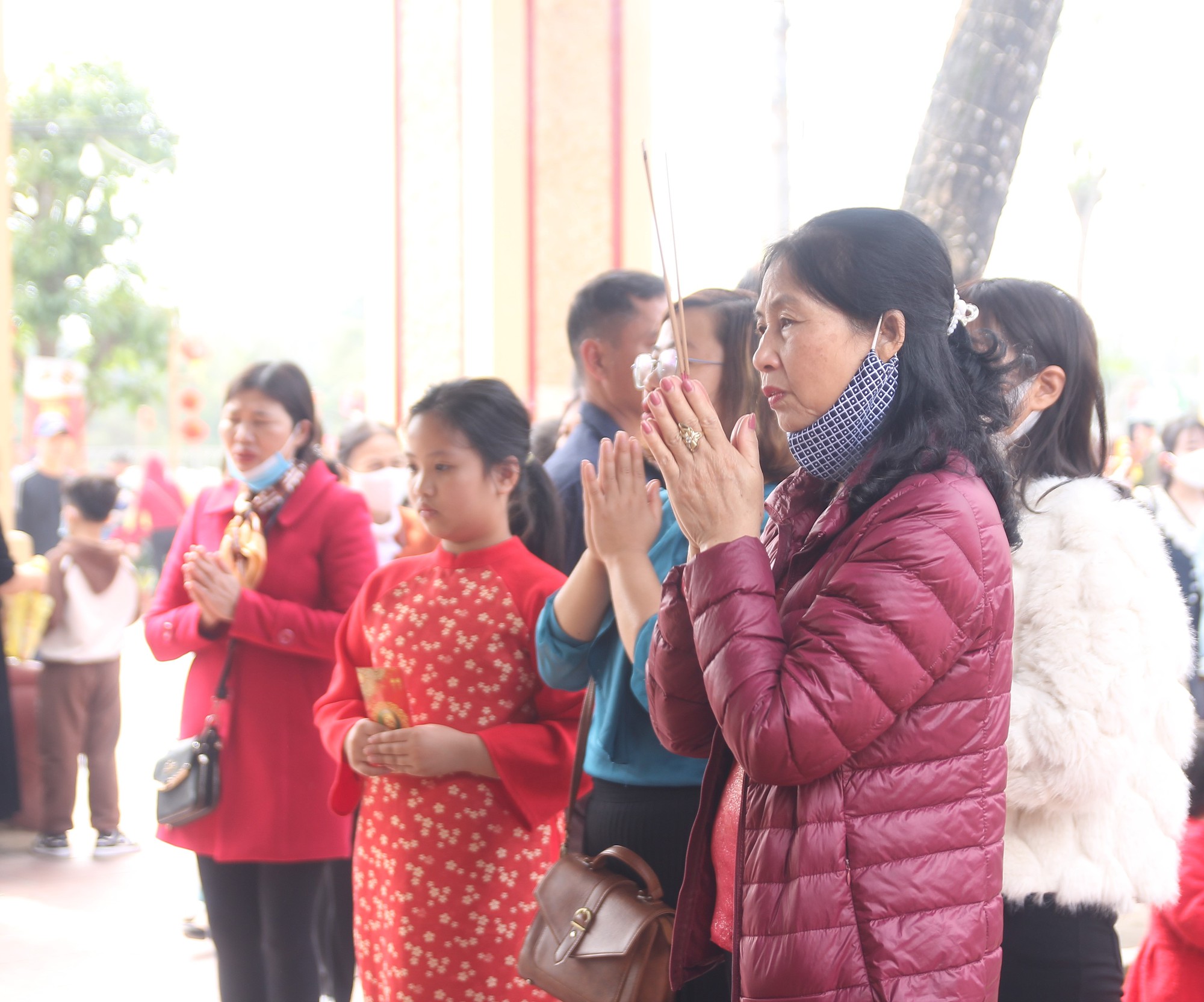 Người dân nô nức đi lễ đền ông Hoàng Mười đầu năm