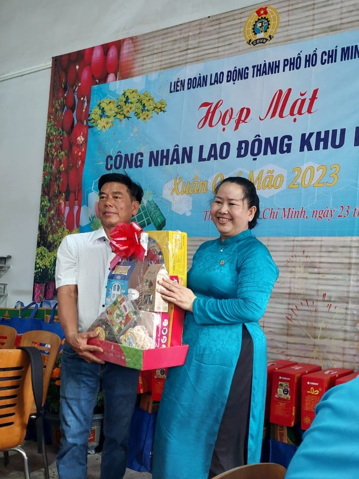 Tết về xóm trọ công nhân - Ảnh 1.