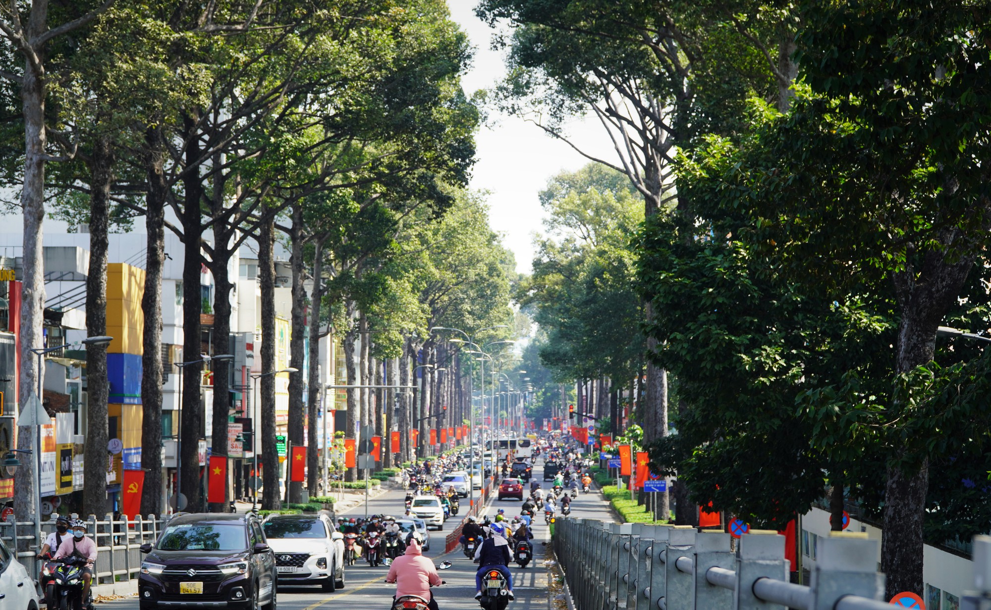 TP HCM nhộn nhịp du xuân ngày mùng 2 Tết - Ảnh 1.