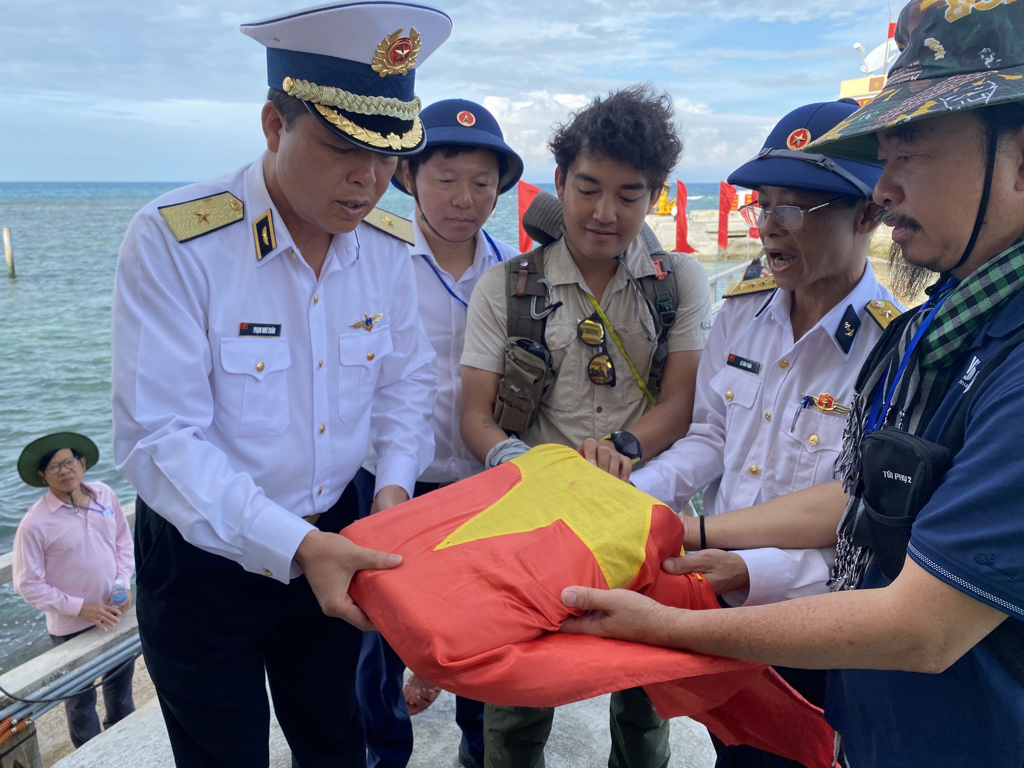 Chàng thanh niên đi vòng quanh thế giới và hành trình mang cờ Tổ quốc trở lại Trường Sa