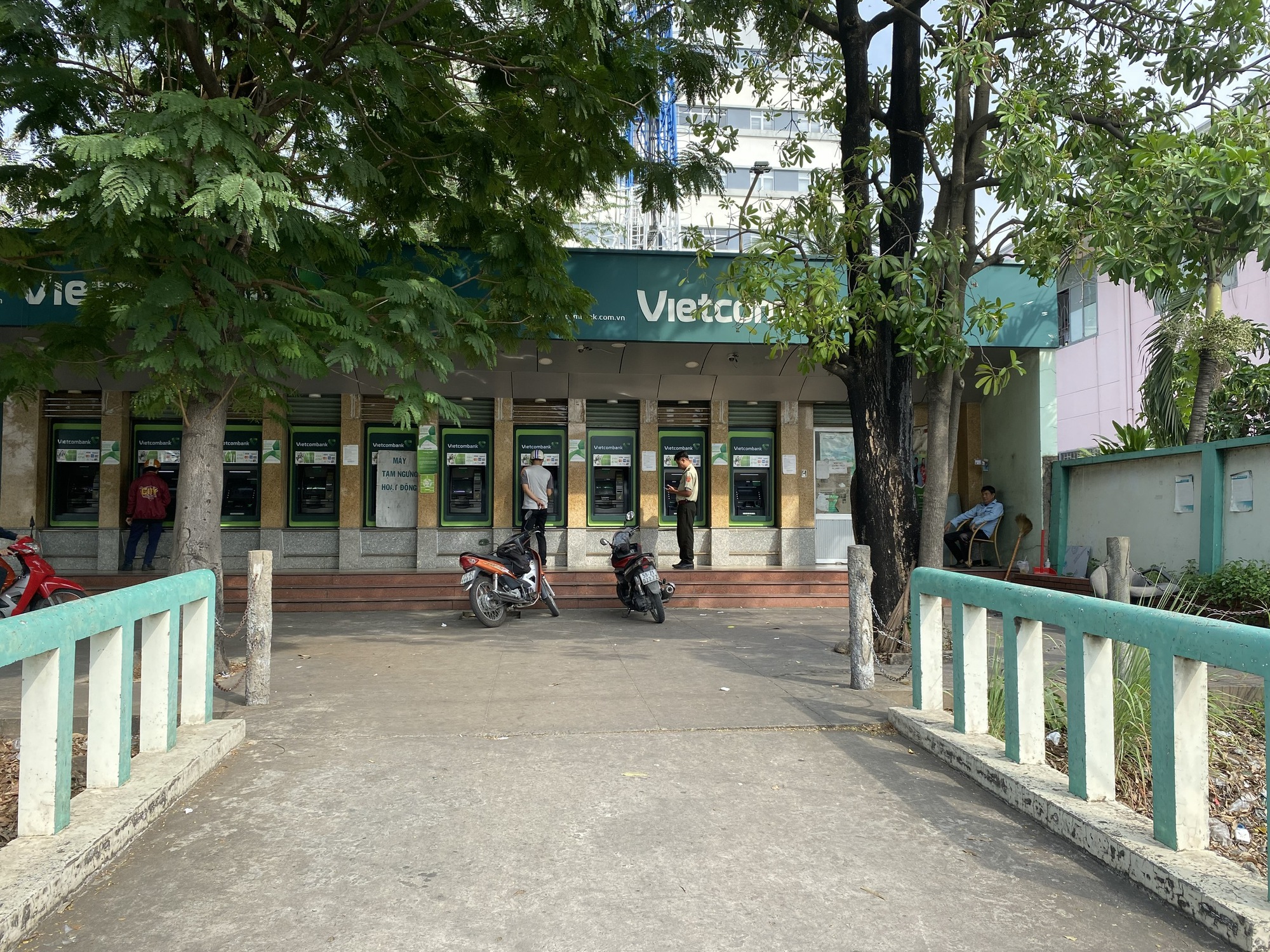 Hình ảnh khác lạ tại các trụ ATM dịp Tết Quý Mão