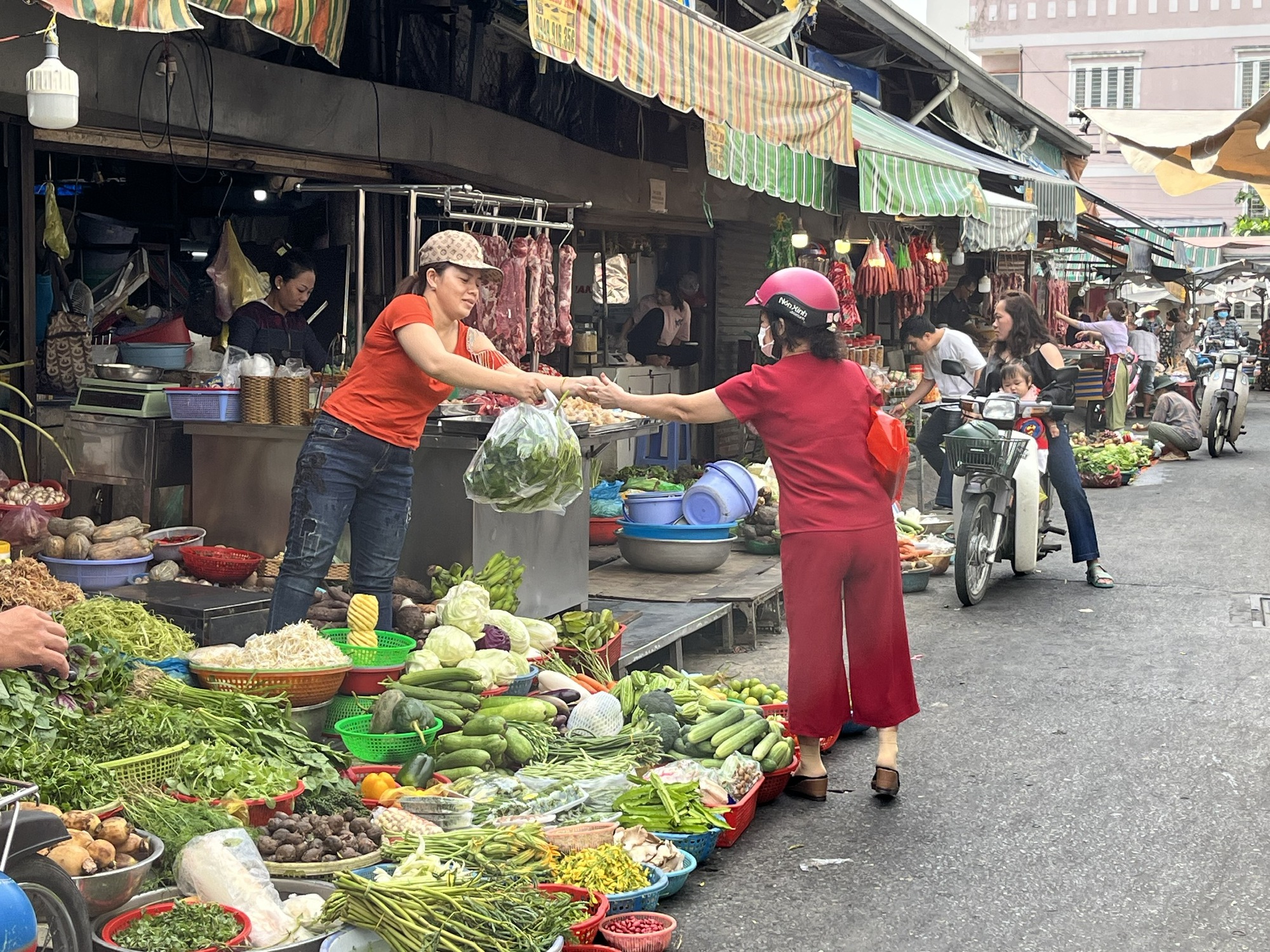 Chợ, siêu thị vắng khách ngày mùng 2 Tết