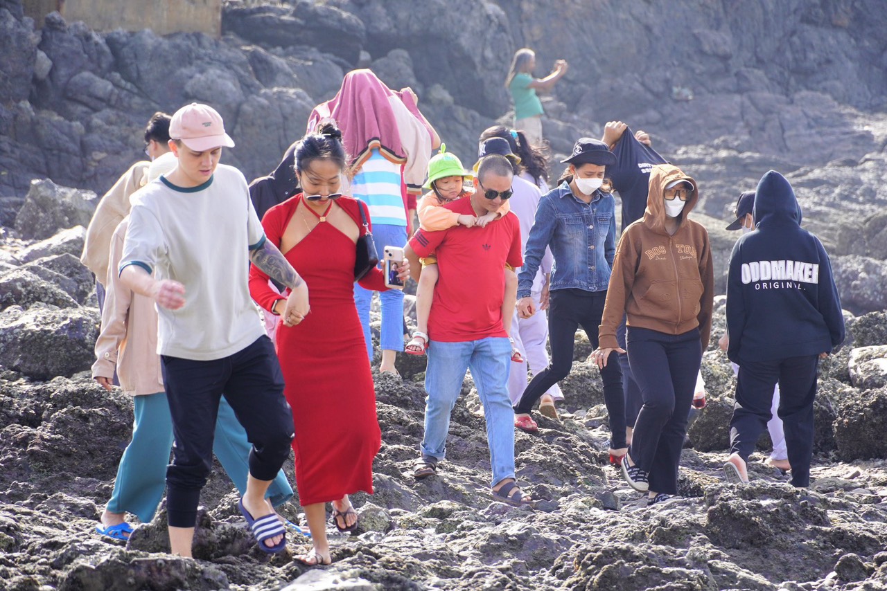 Dòng người vượt biển viếng miếu Hòn Bà đầu năm - Ảnh 5.