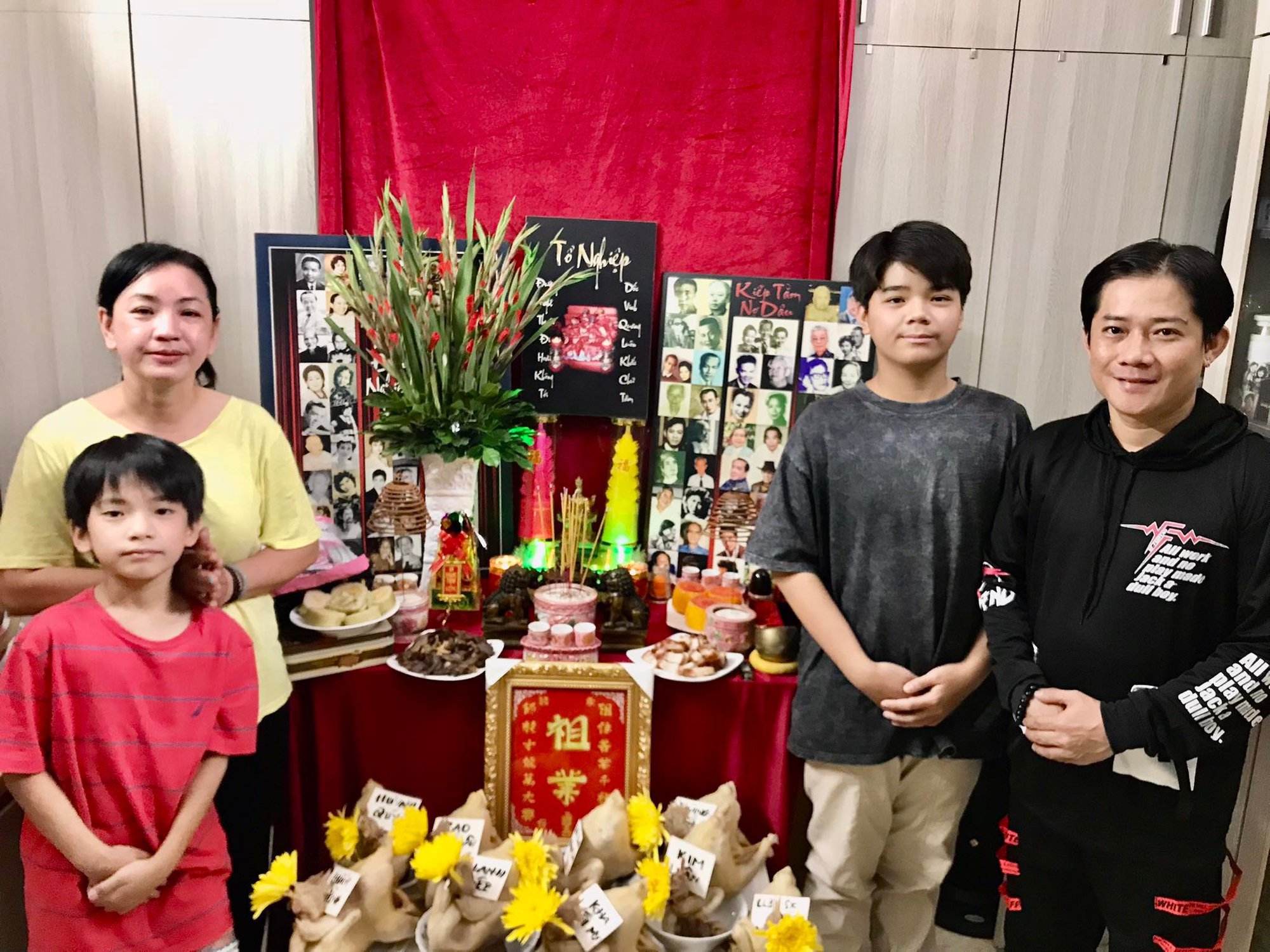 Tục lệ cúng gà ra mắt Tổ Sân khấu mùng 3 Tết