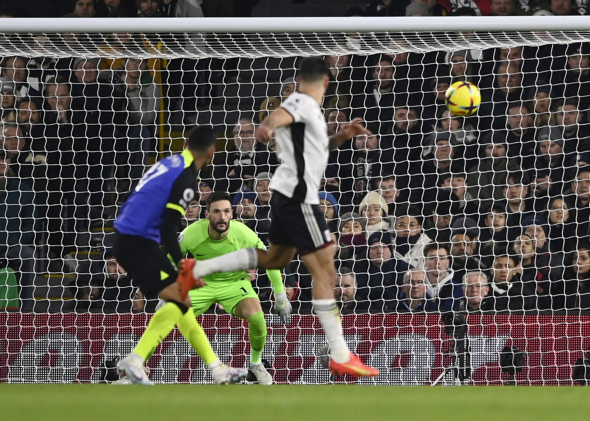 Harry Kane ghi b&agrave;n s&aacute;nh ngang huyền thoại, Tottenham h&acirc;m n&oacute;ng cuộc đua Top 4 - Ảnh 3.