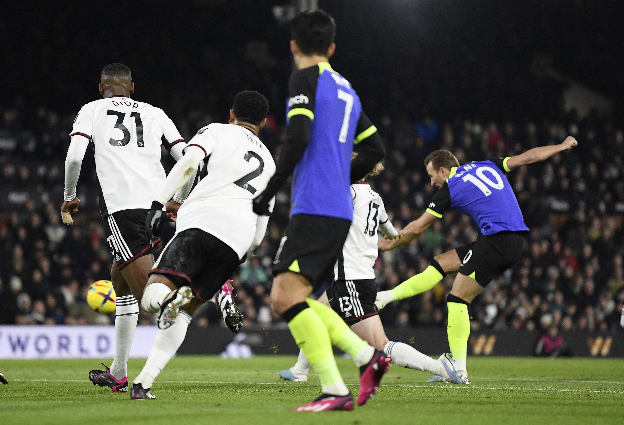 Harry Kane ghi b&agrave;n s&aacute;nh ngang huyền thoại, Tottenham h&acirc;m n&oacute;ng cuộc đua Top 4 - Ảnh 4.