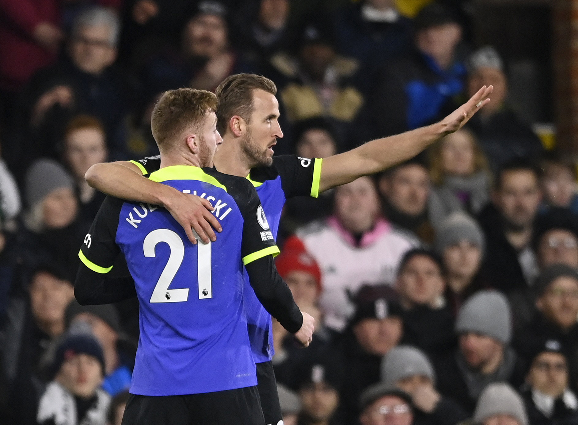 Harry Kane ghi bàn sánh ngang huyền thoại, Tottenham hâm nóng cuộc đua Top 4