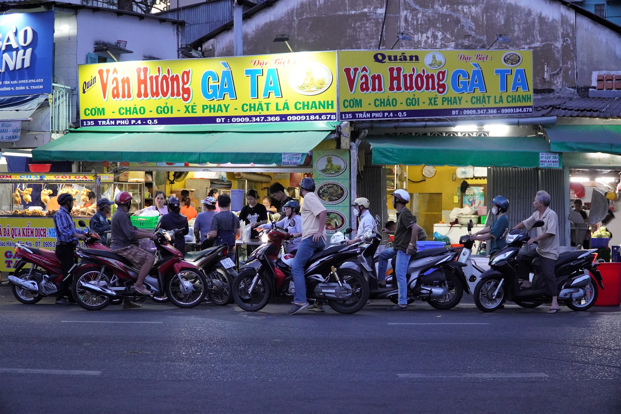 Người dân TP HCM xếp hàng mua gà cúng tiễn đưa ông bà