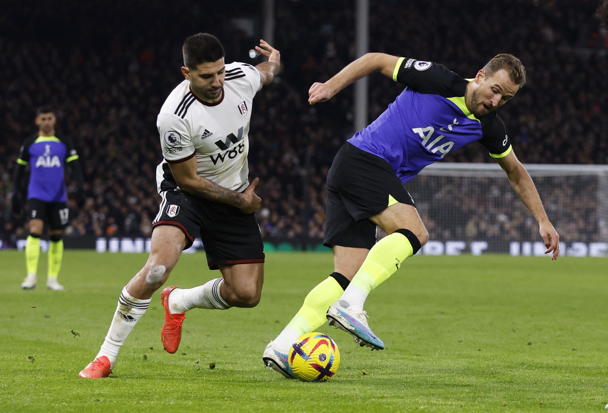 Harry Kane ghi b&agrave;n s&aacute;nh ngang huyền thoại, Tottenham h&acirc;m n&oacute;ng cuộc đua Top 4 - Ảnh 2.