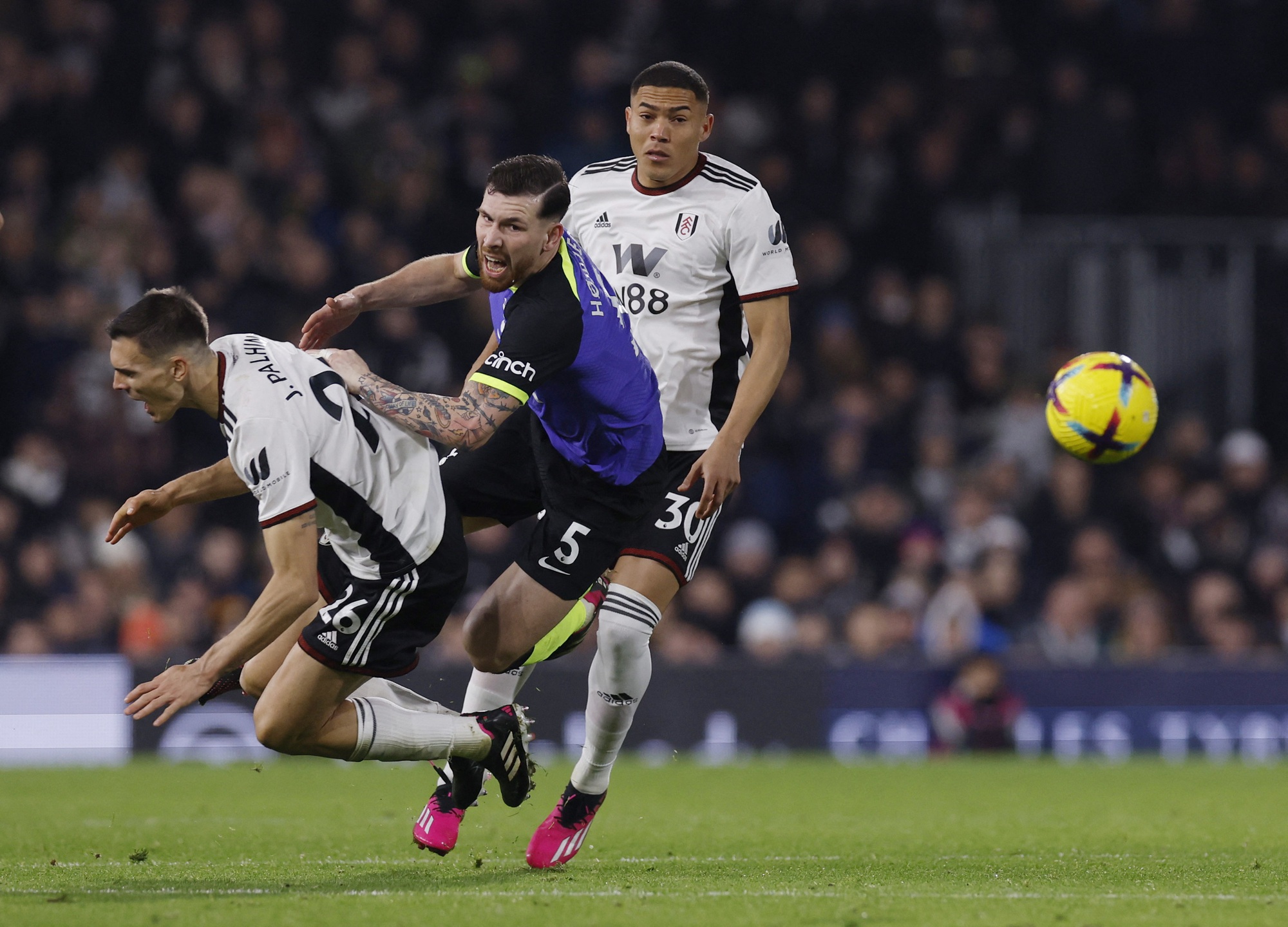 Harry Kane ghi b&agrave;n s&aacute;nh ngang huyền thoại, Tottenham h&acirc;m n&oacute;ng cuộc đua Top 4 - Ảnh 1.