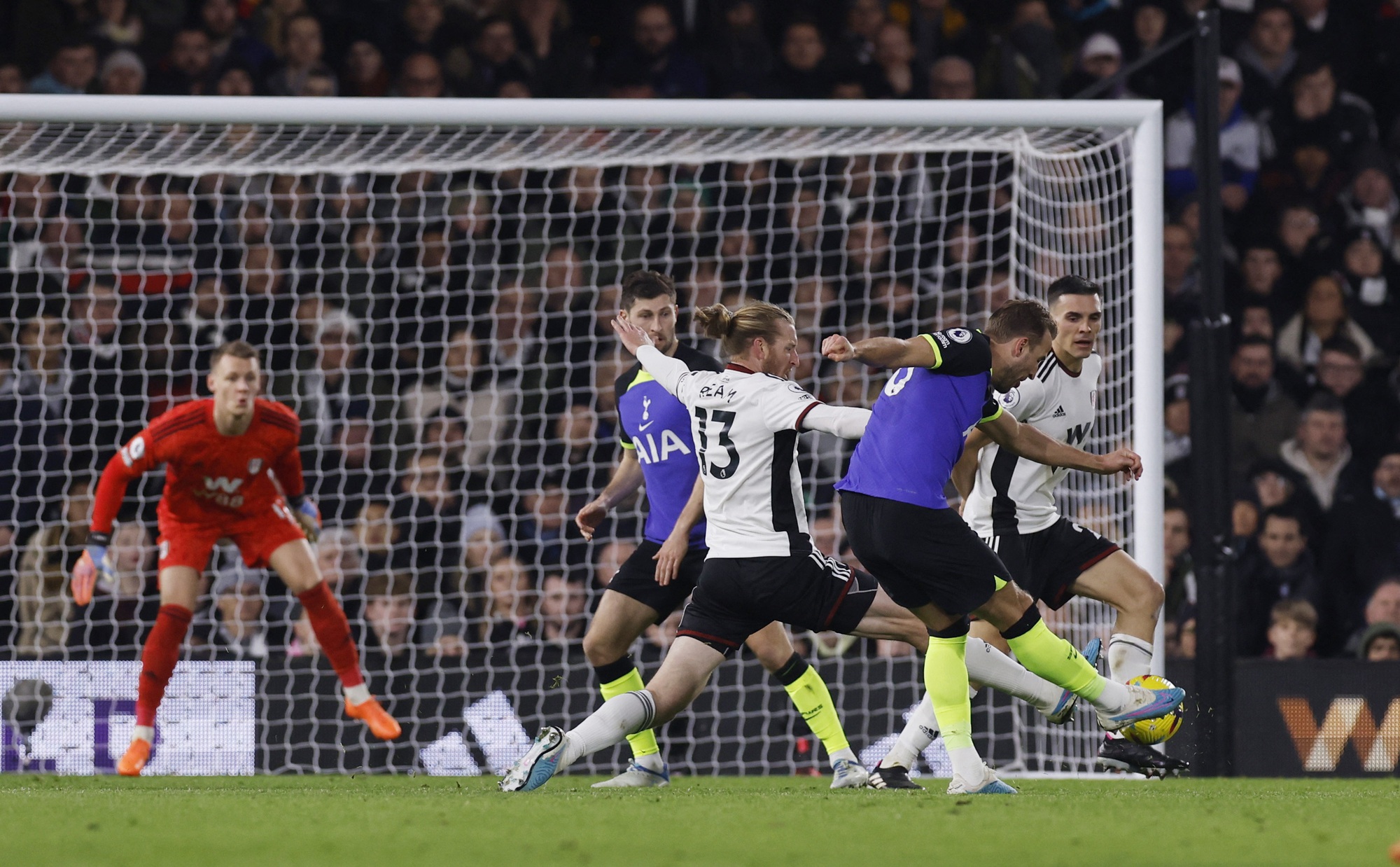 Harry Kane ghi b&agrave;n s&aacute;nh ngang huyền thoại, Tottenham h&acirc;m n&oacute;ng cuộc đua Top 4 - Ảnh 5.