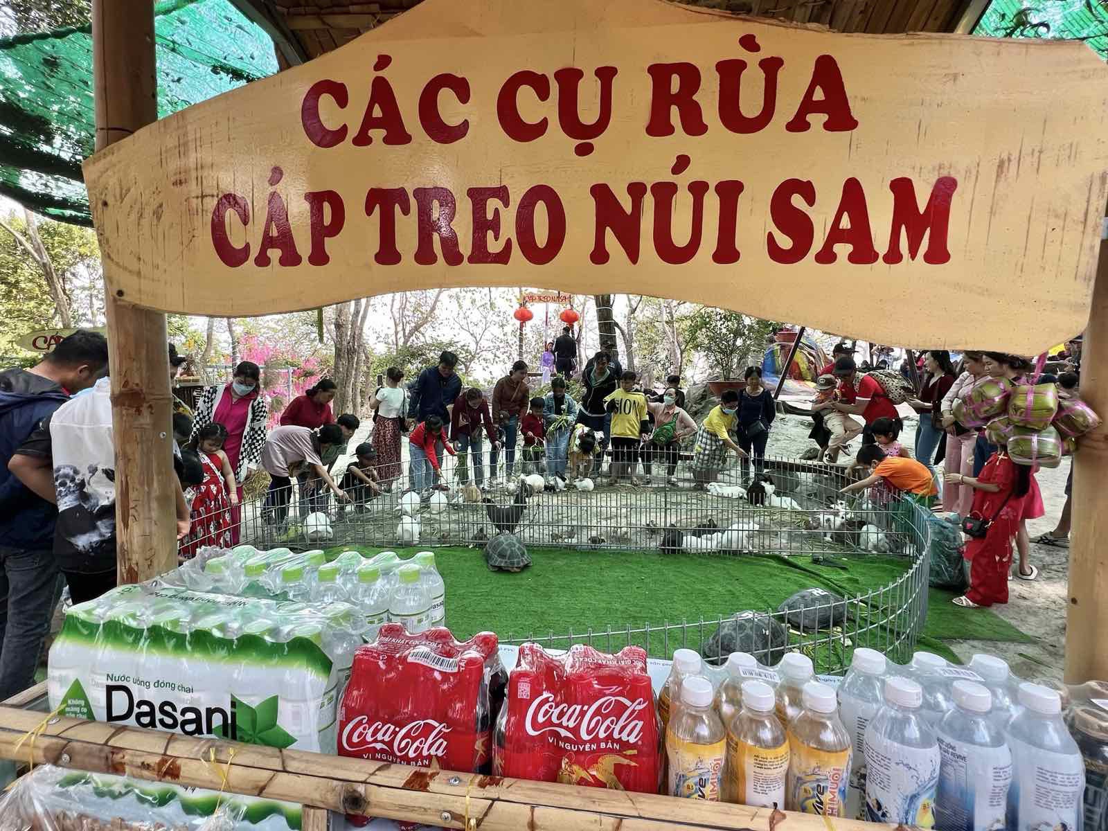Mùng 3 Tết, Cáp treo Núi Sam thu hút hàng ngàn du khách - Ảnh 9.