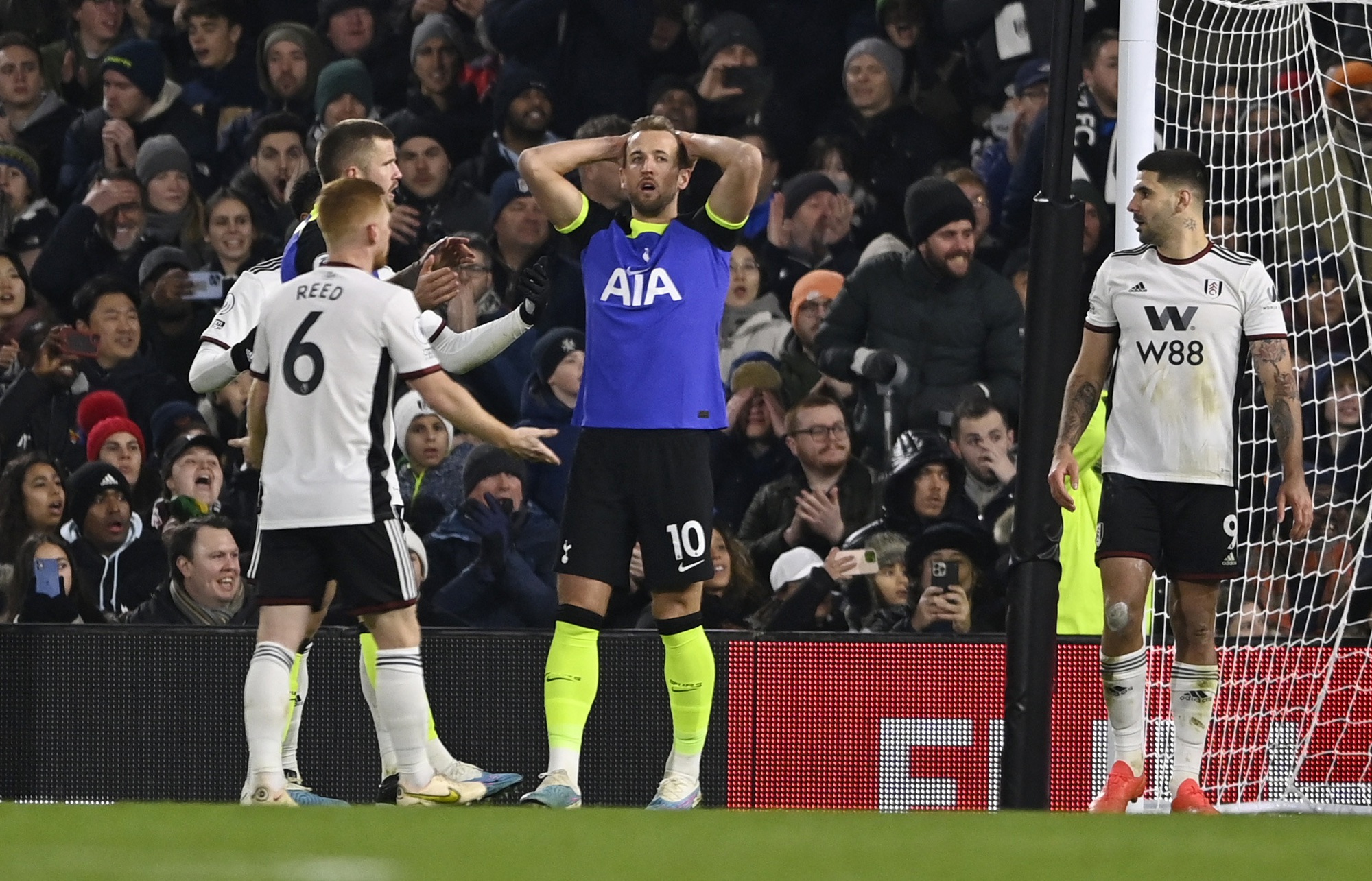 Harry Kane ghi b&agrave;n s&aacute;nh ngang huyền thoại, Tottenham h&acirc;m n&oacute;ng cuộc đua Top 4 - Ảnh 7.