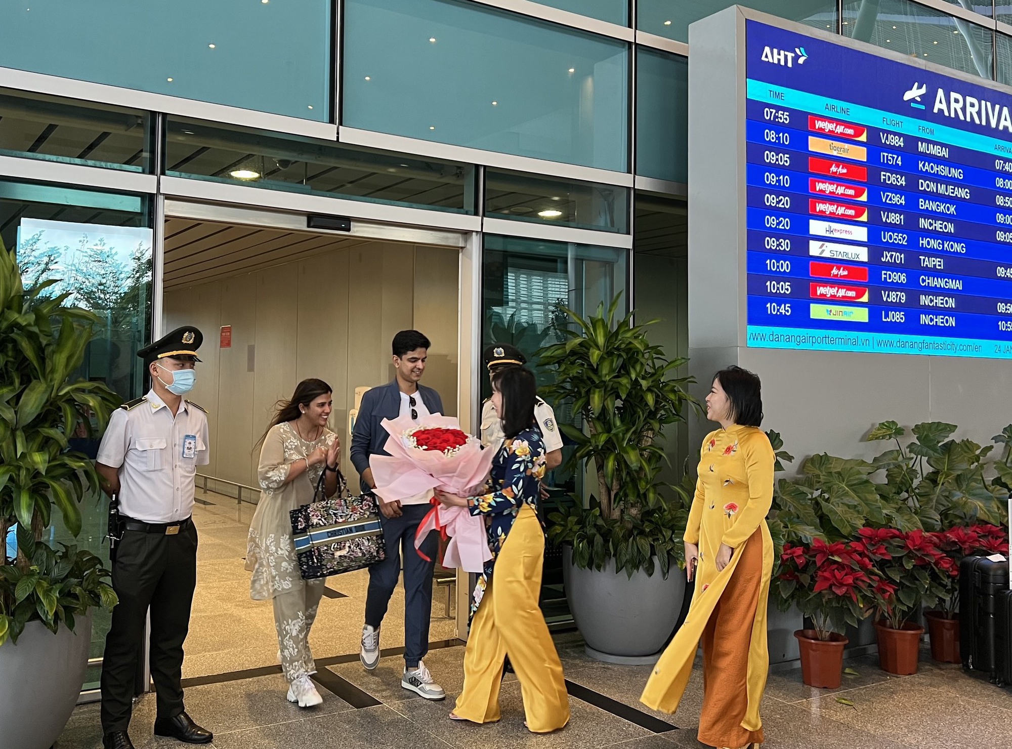 Cặp đ&ocirc;i Ấn Độ mời h&agrave;ng trăm kh&aacute;ch dự tiệc cưới xa hoa 5 ng&agrave;y ở Đ&agrave; Nẵng - Ảnh 1.